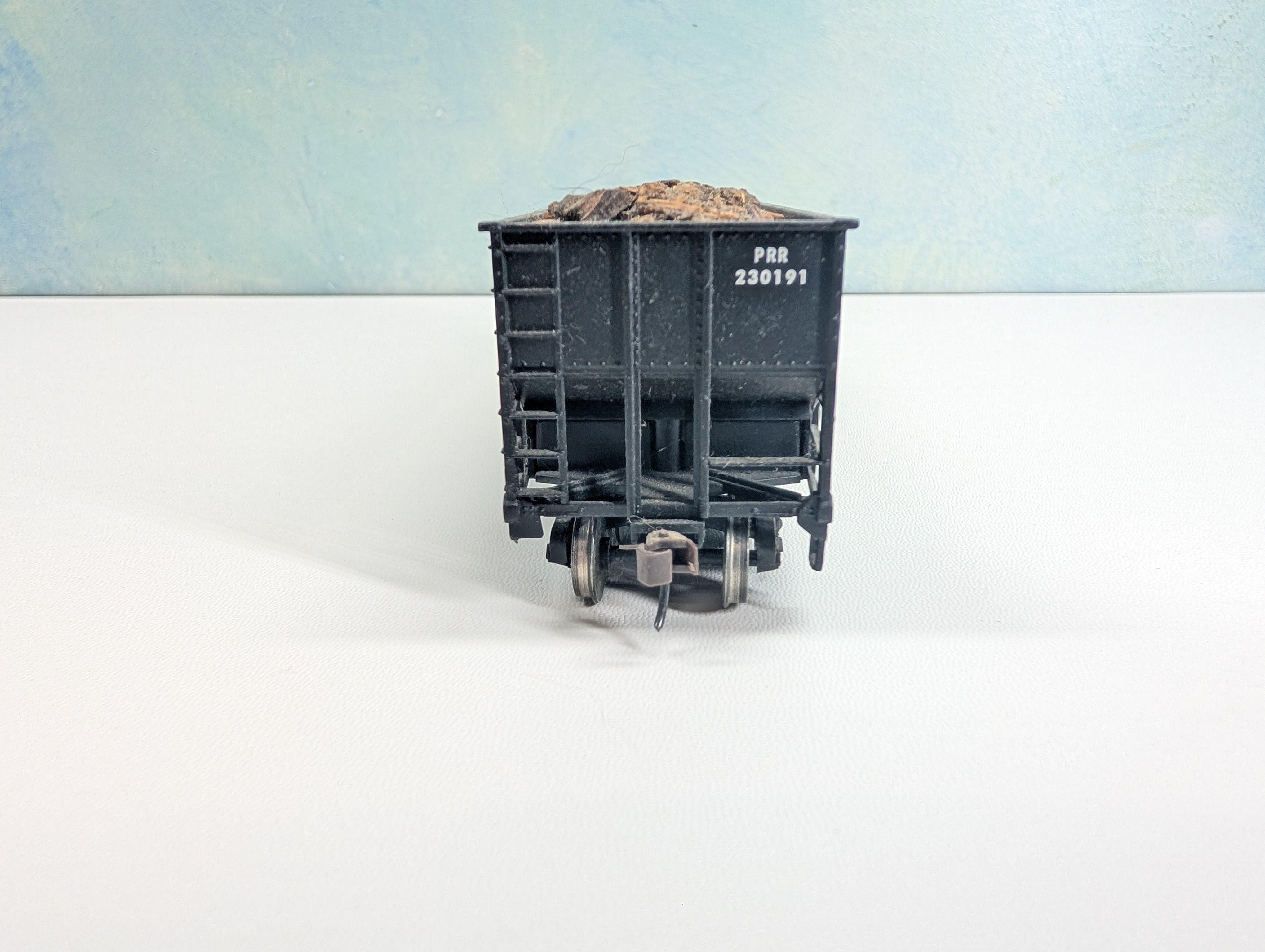 USED Bachmann HO Scale 100 Ton Hopper w/ Wood Chip Load Pennsylvania PRR #230191 Metal Wheels