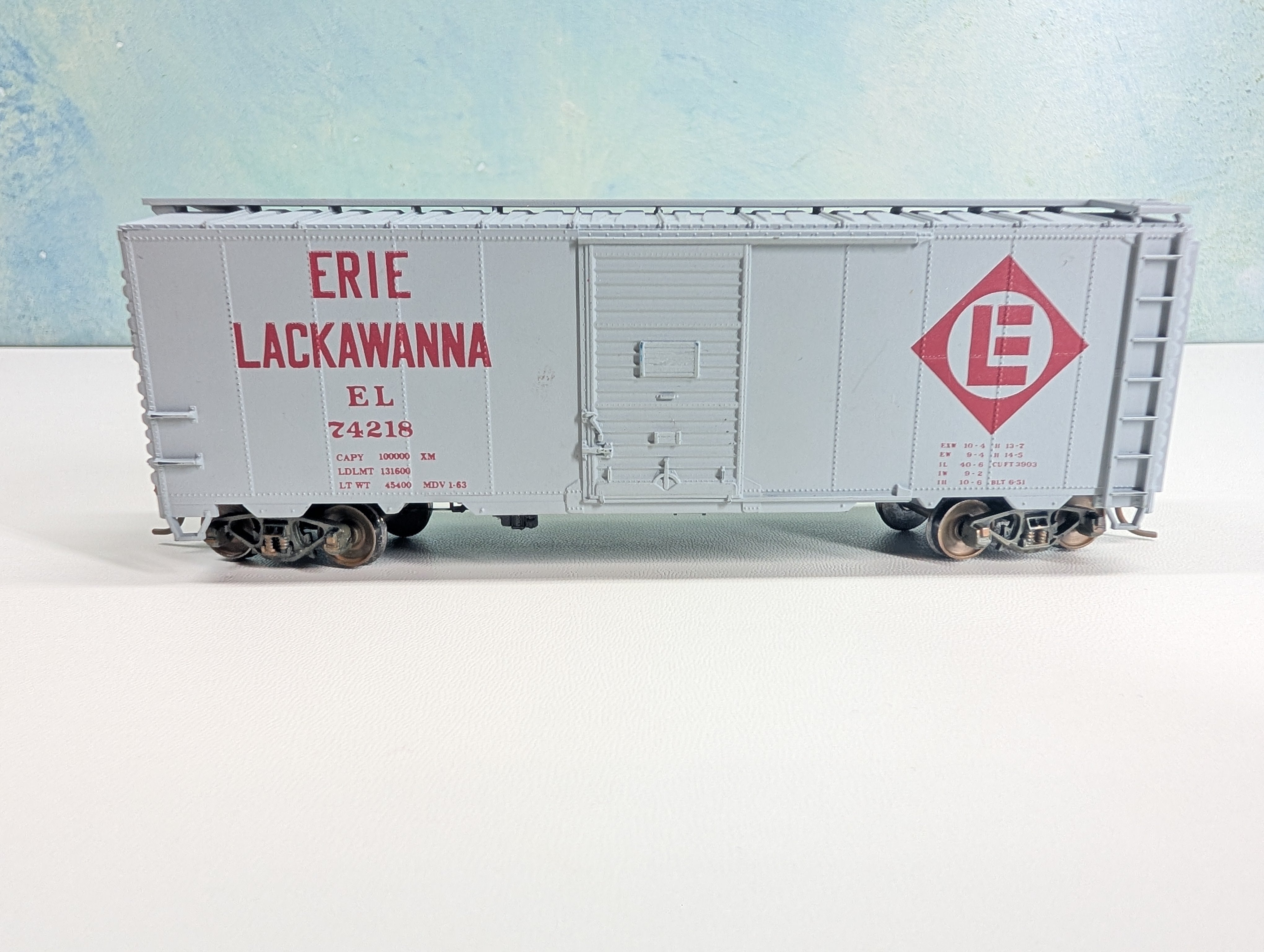 USED Accurail HO Scale 40' Box Car w/ Weathered Trucks Erie Lackawanna EL #74218 Metal Wheels