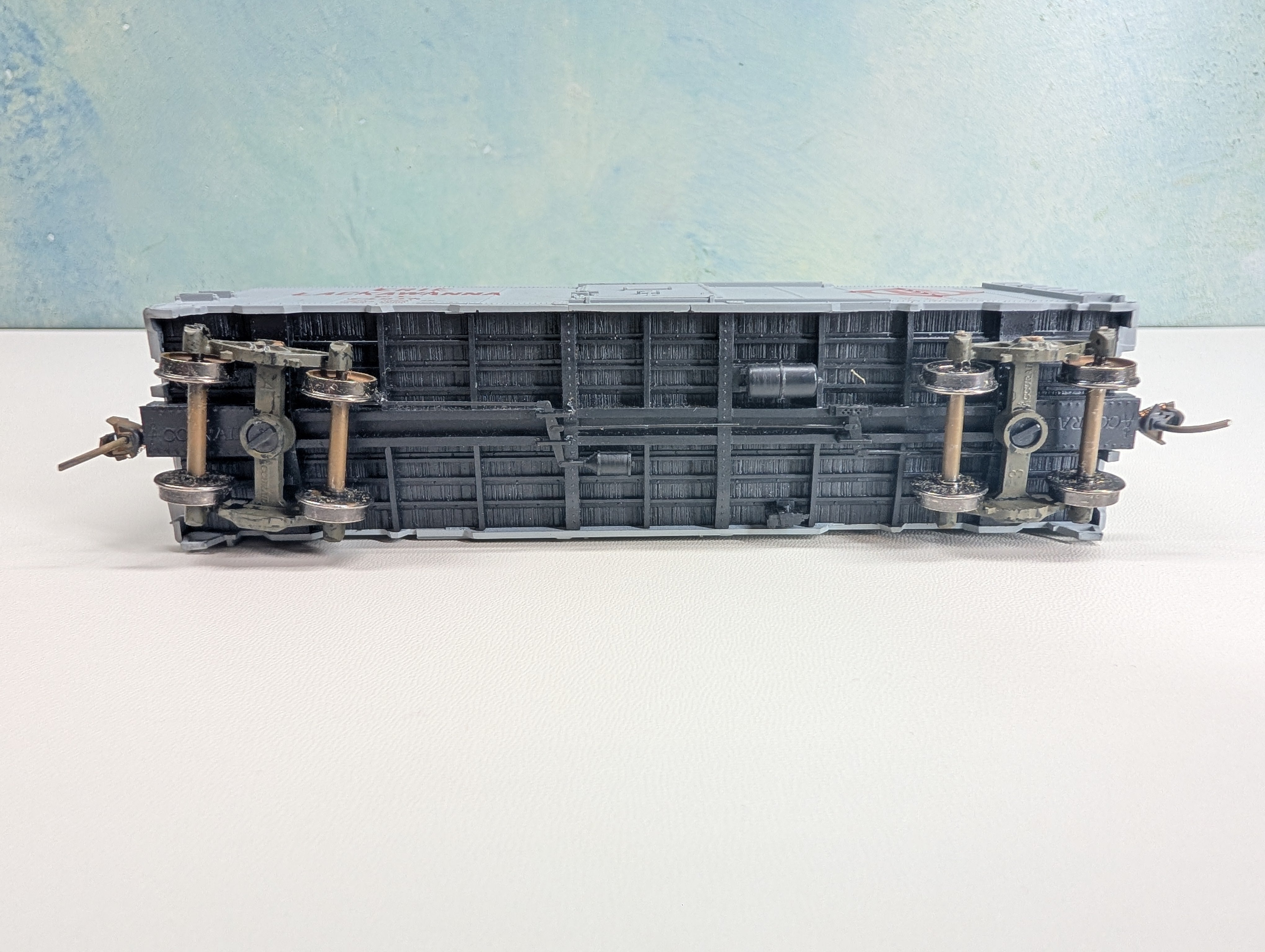 USED Accurail HO Scale 40' Box Car w/ Weathered Trucks Erie Lackawanna EL #74218 Metal Wheels