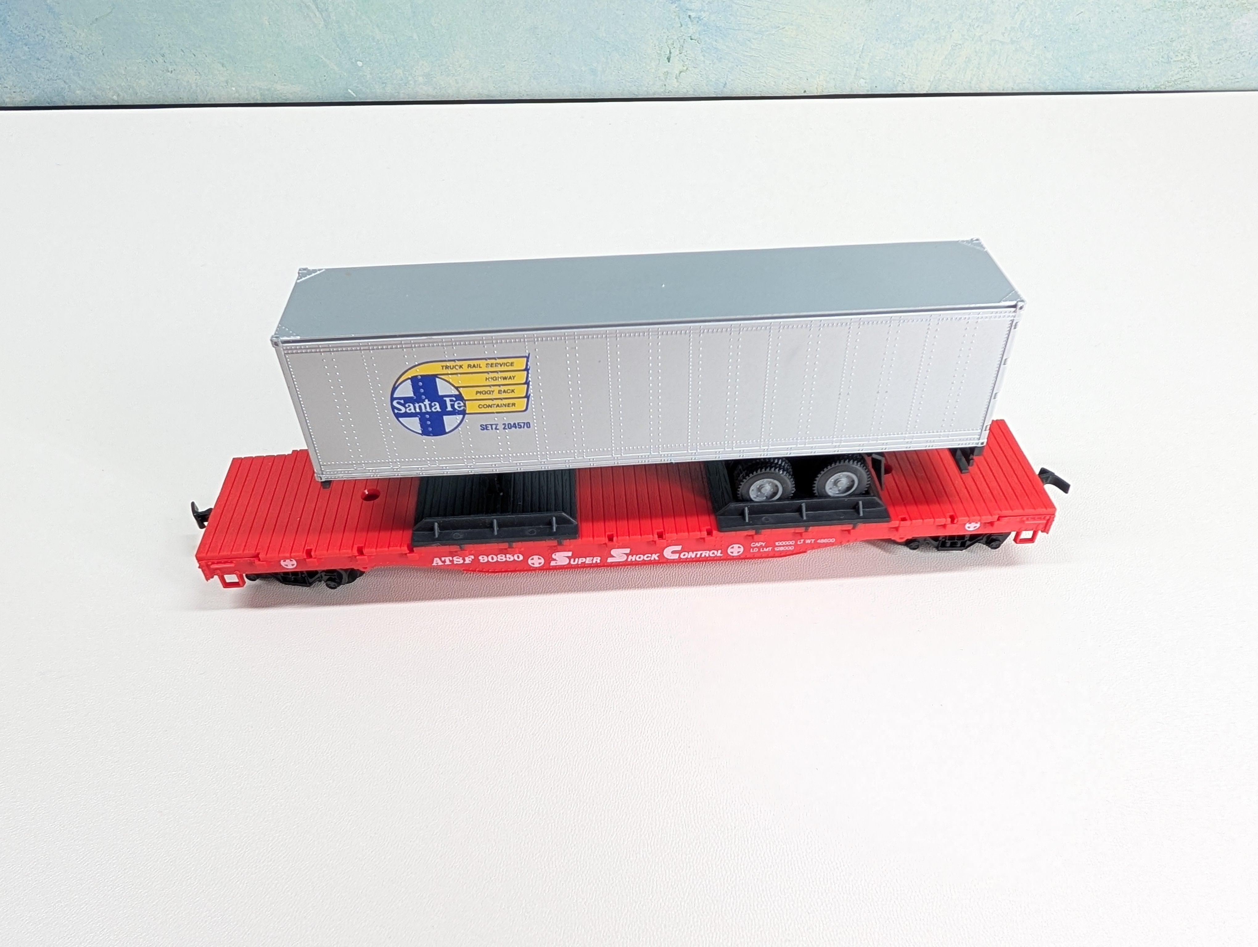 USED Model Power HO Scale 54' Flat Car w/ Trailer Santa Fe ATSF #90850