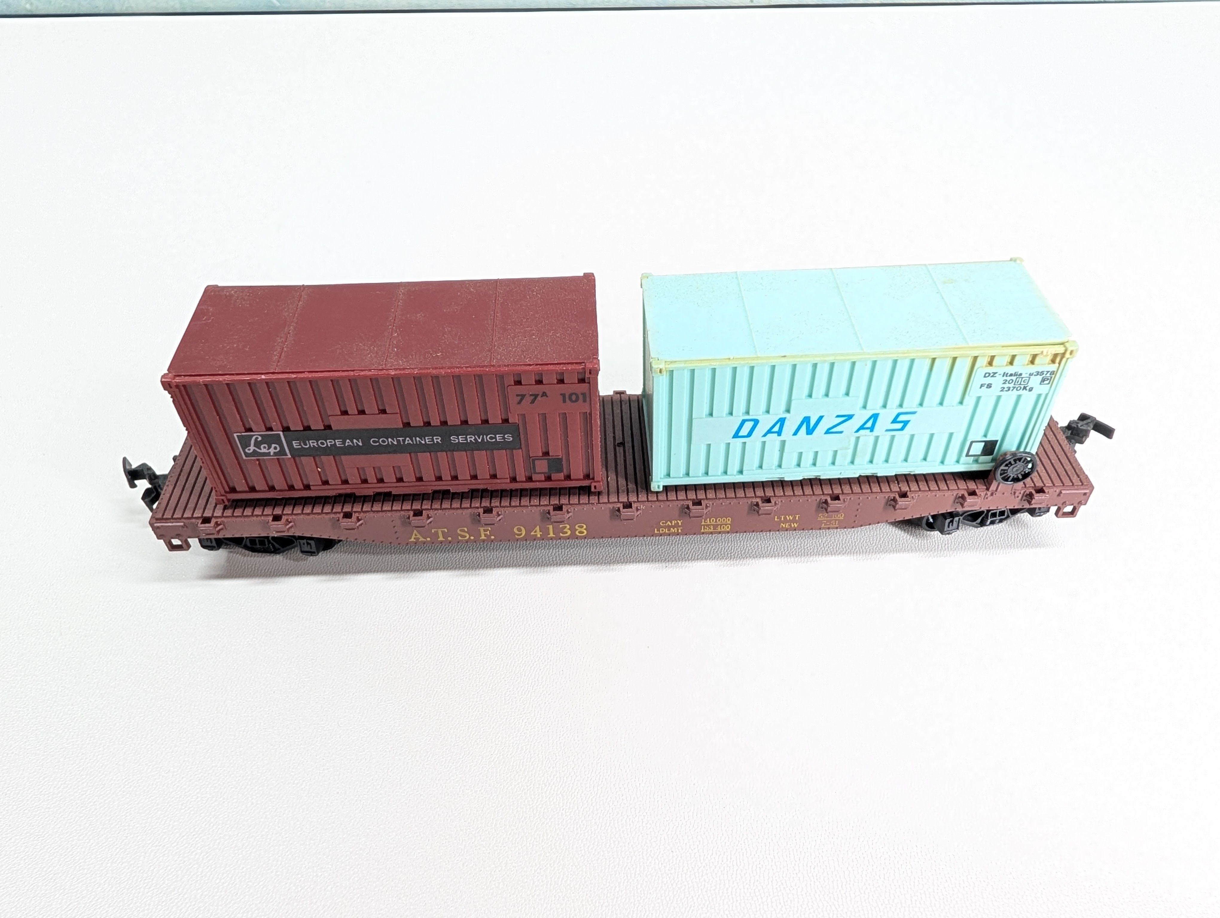 USED PMI HO Scale 50' Flat Car w/ Containers Santa Fe ATSF #94138