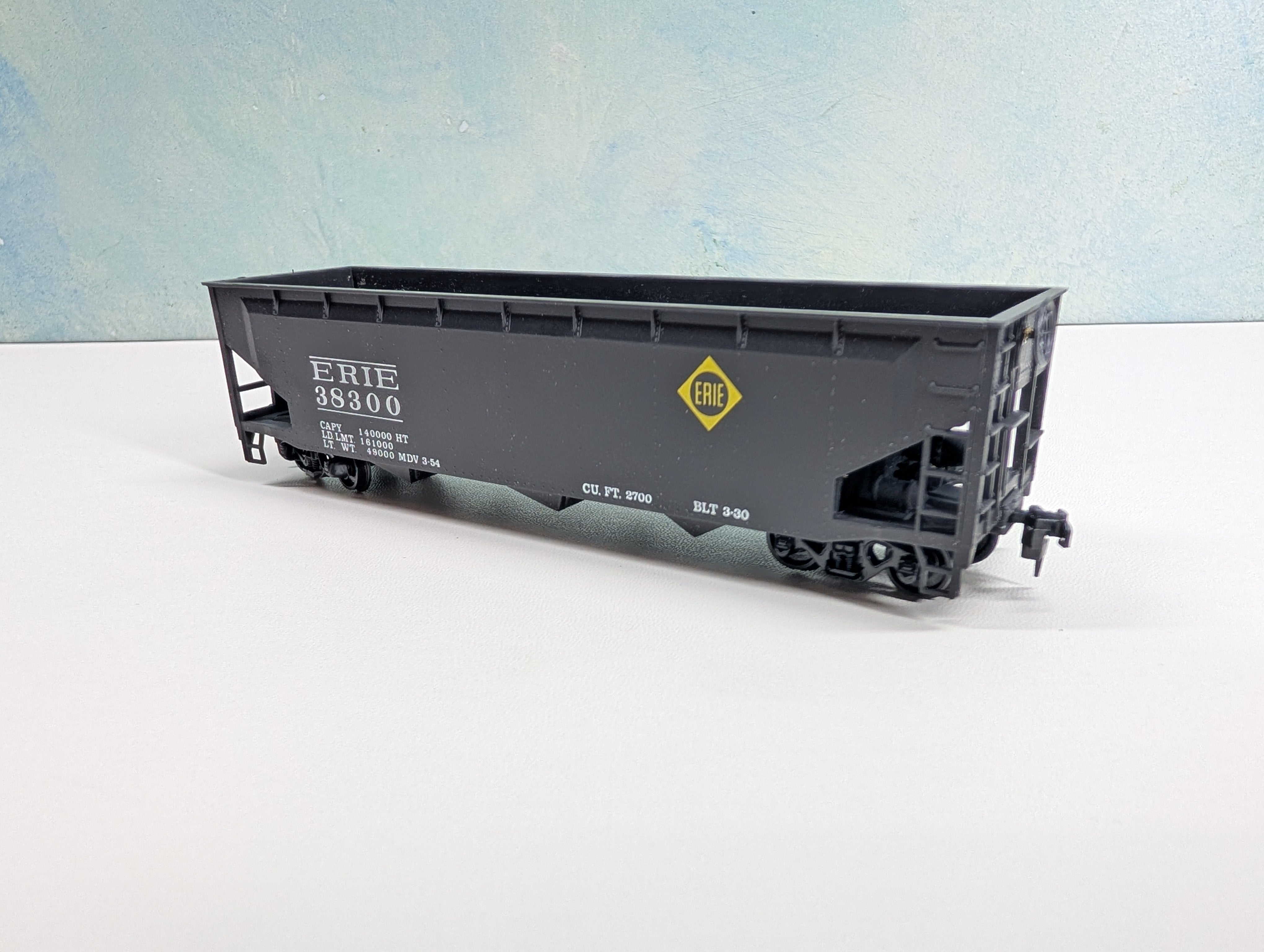 USED Roundhouse 1611 HO Scale 3-Bay Offset Hopper Erie #38300