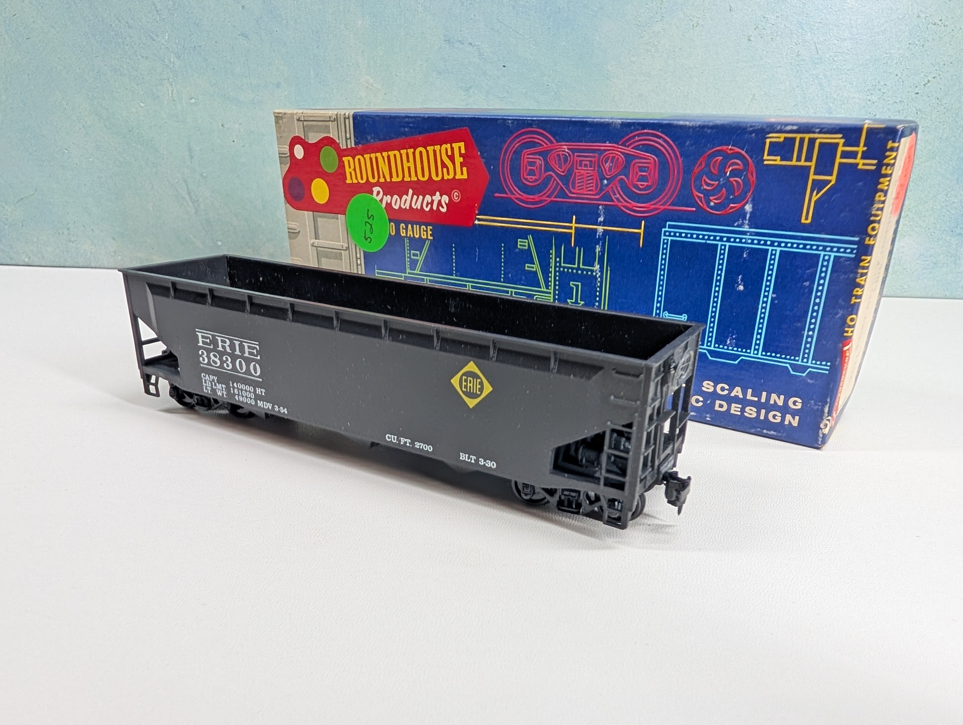 USED Roundhouse 1611 HO Scale 3-Bay Offset Hopper Erie #38300