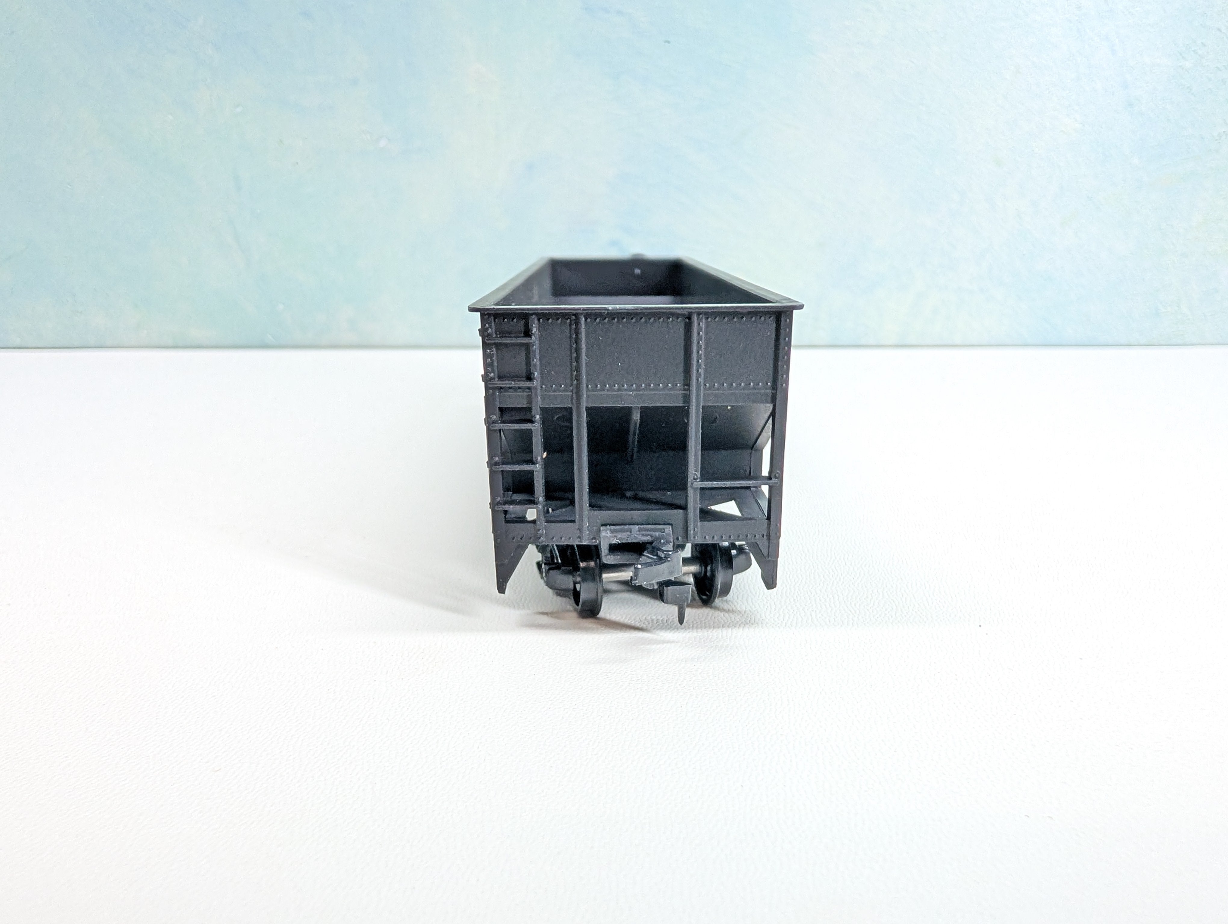 USED Roundhouse 1611 HO Scale 3-Bay Offset Hopper Erie #38300