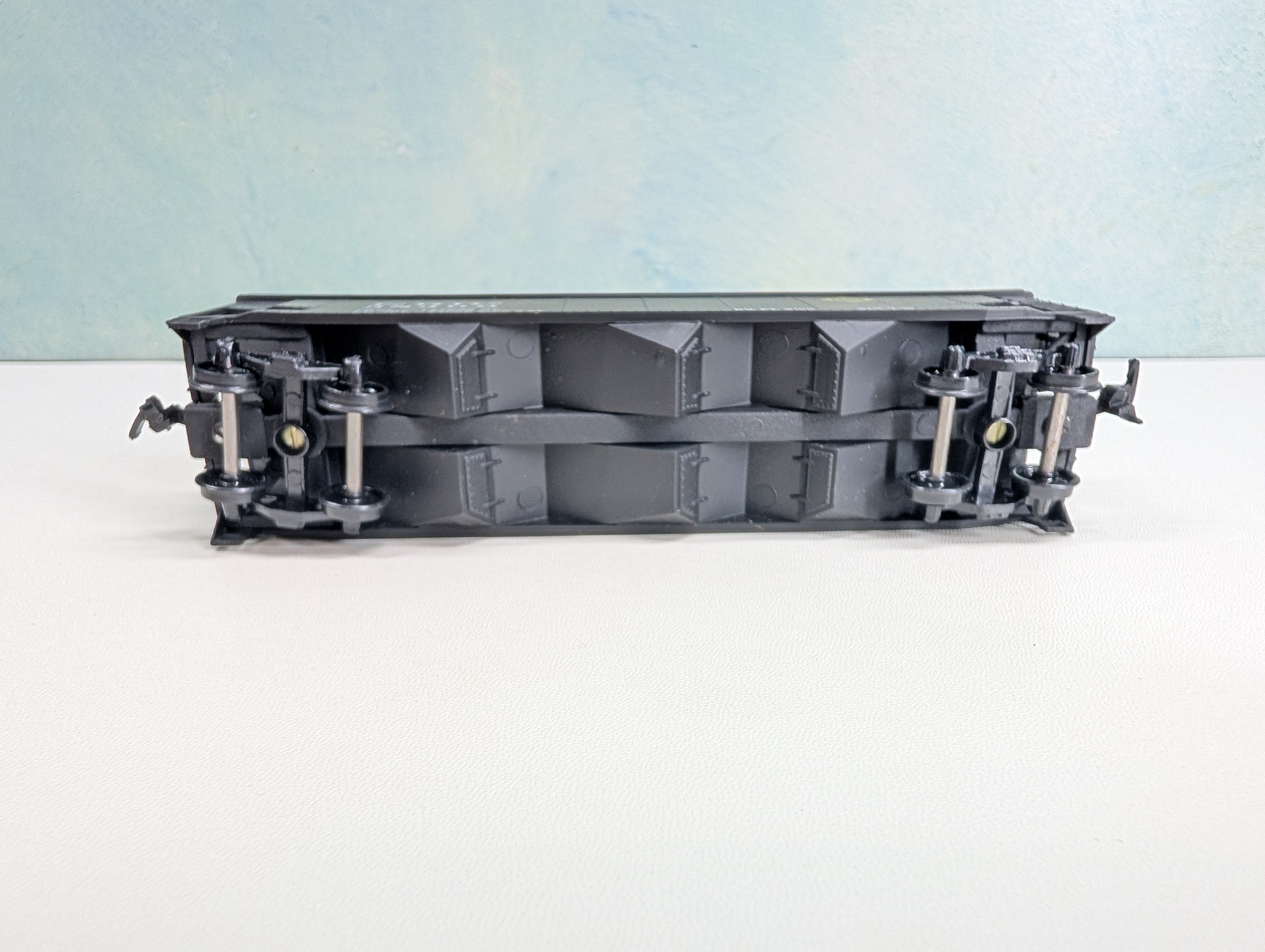 USED Roundhouse 1611 HO Scale 3-Bay Offset Hopper Erie #38300