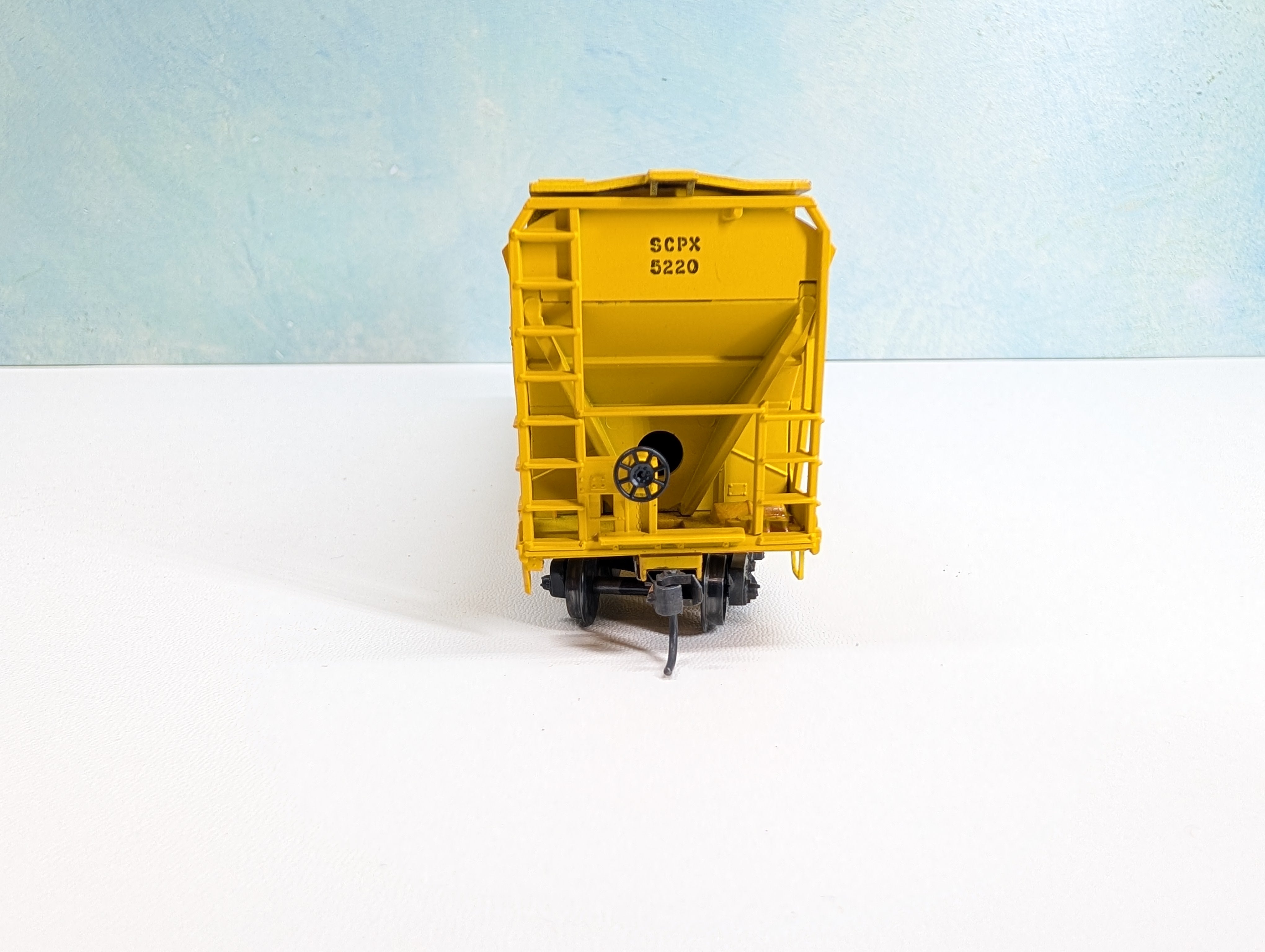 USED Athearn 1910 HO Scale 55' Center Flow Hopper Shell Oil SCPX #5220 Plastics, Metal Wheels