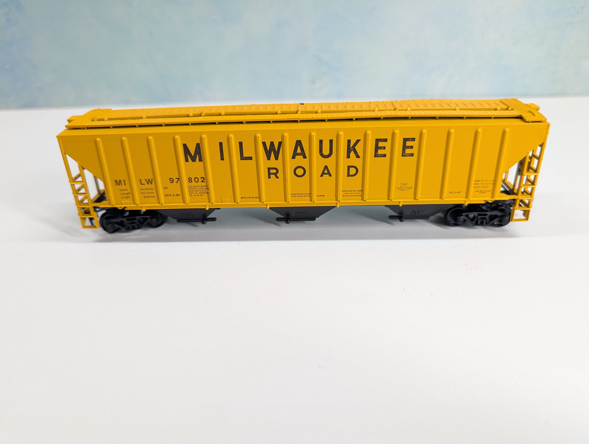 USED Athearn 5306 HO Scale 3-Bay Covered Hopper Milwaukee Road MILW #97802