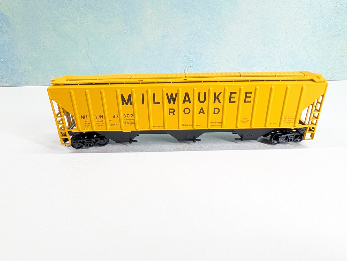 USED Athearn 5306 HO Scale 3-Bay Covered Hopper Milwaukee Road MILW #97802