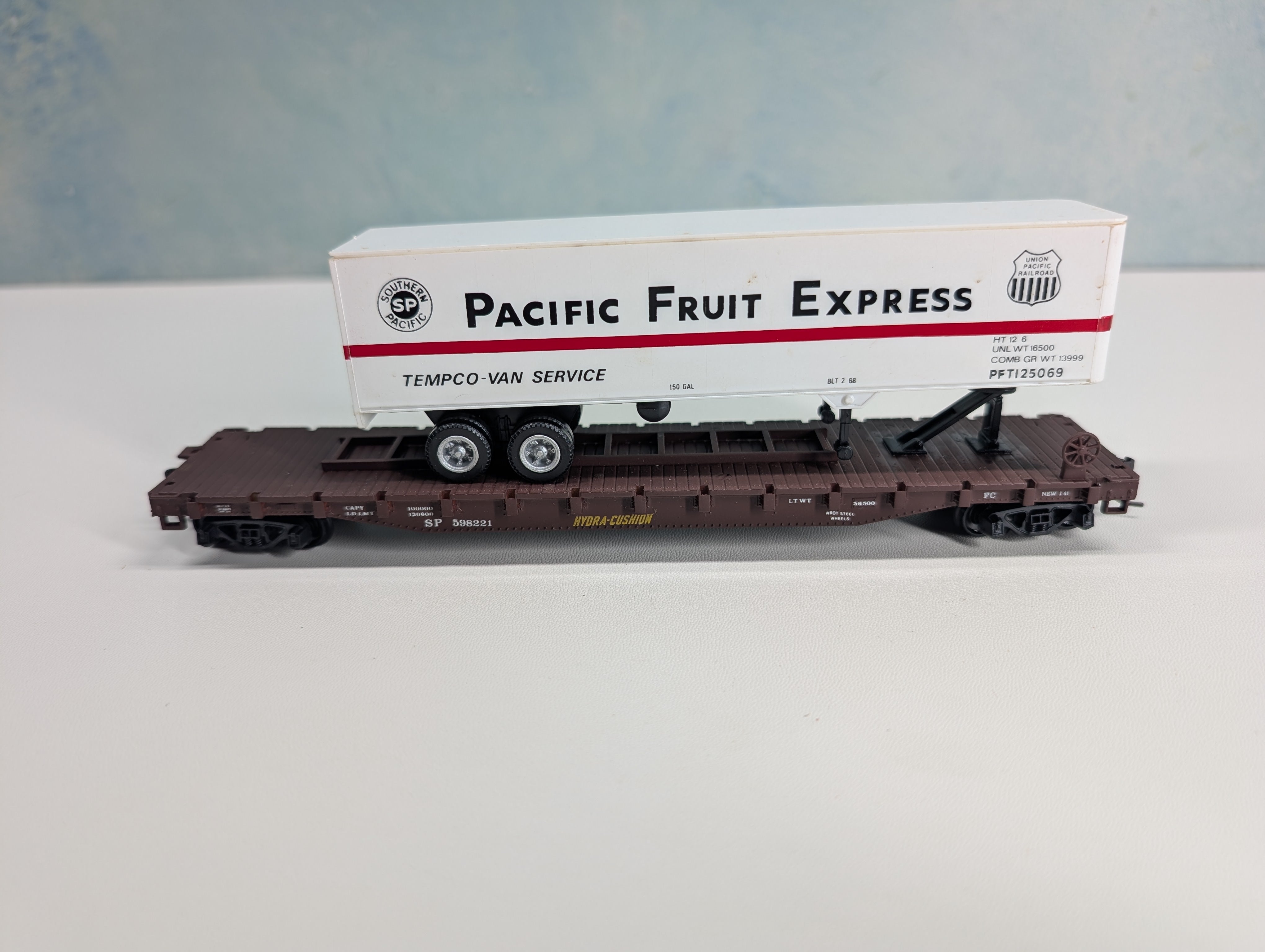 USED Con-Cor HO Scale 54' Flat Car w/ Trailer Pacific Fruit Express SP #598221