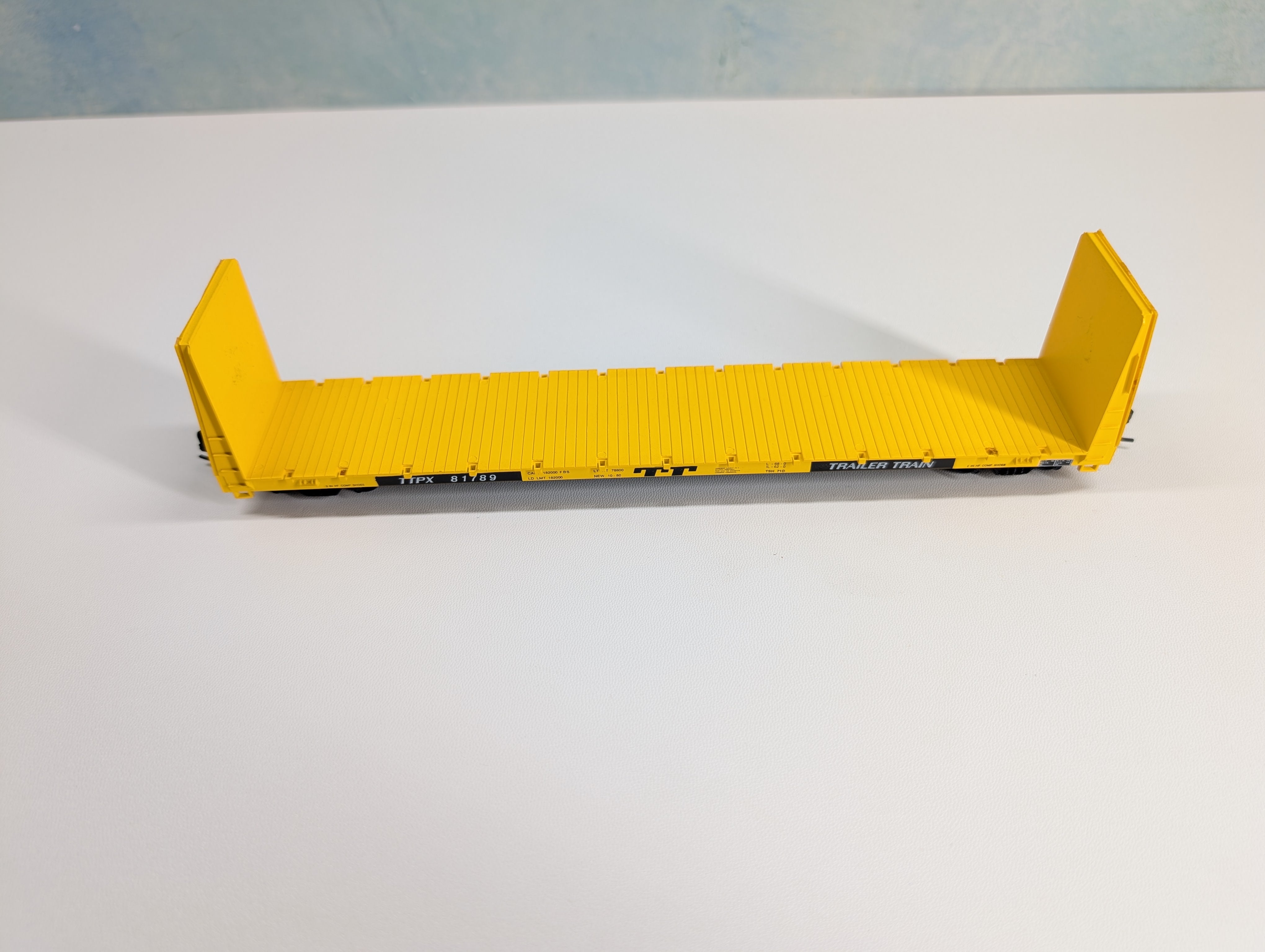 USED Roundhouse 1301 HO Scale 60' Bulkhead Flat Car Trailer Train TTPX #81789