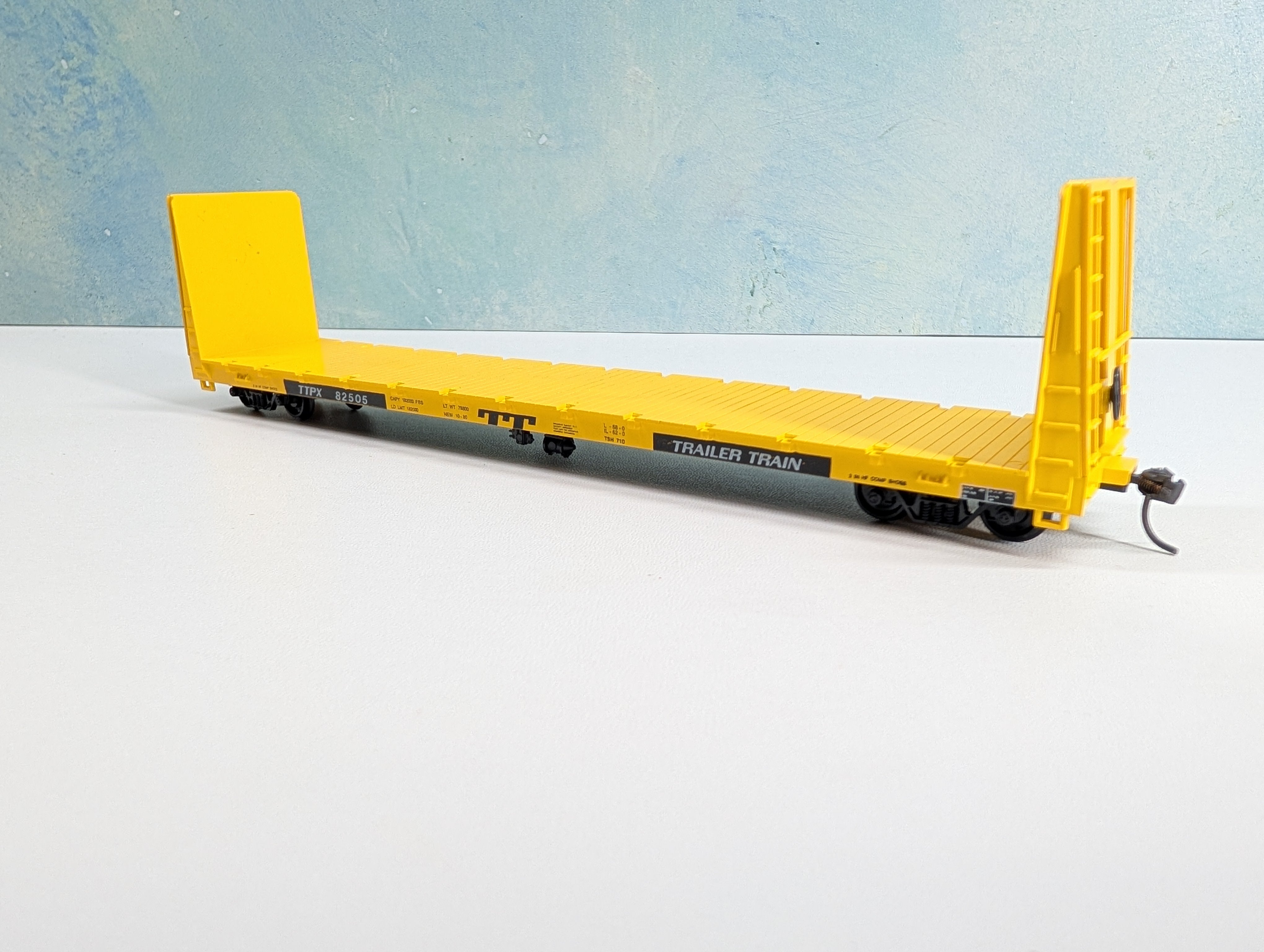USED Roundhouse 1301 HO Scale 60' Bulkhead Flat Car Trailer Train TTPX #82505