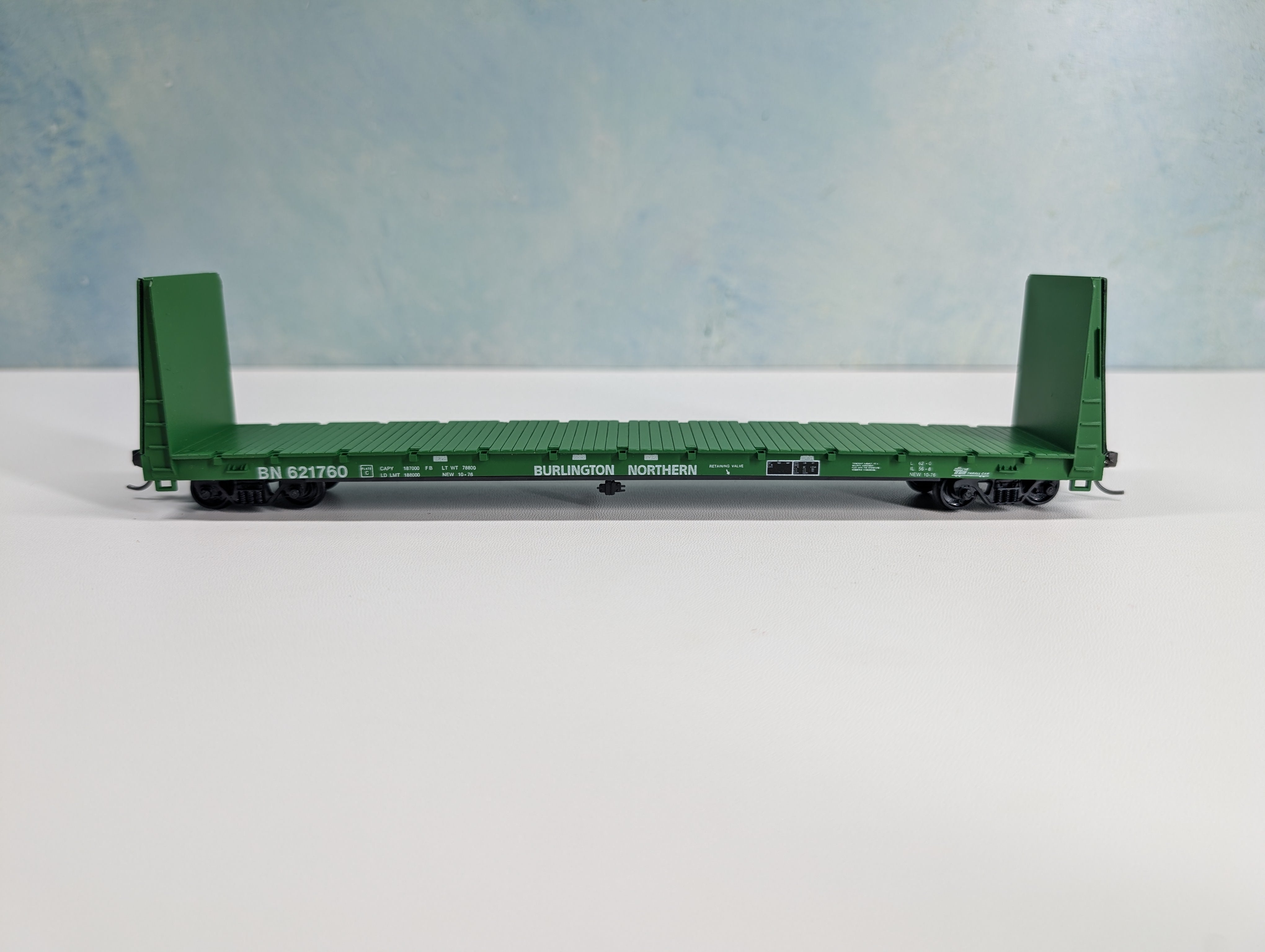 USED Roundhouse 1302 HO Scale 60' Bulkhead Flat Car Burlington Northern BN #621760