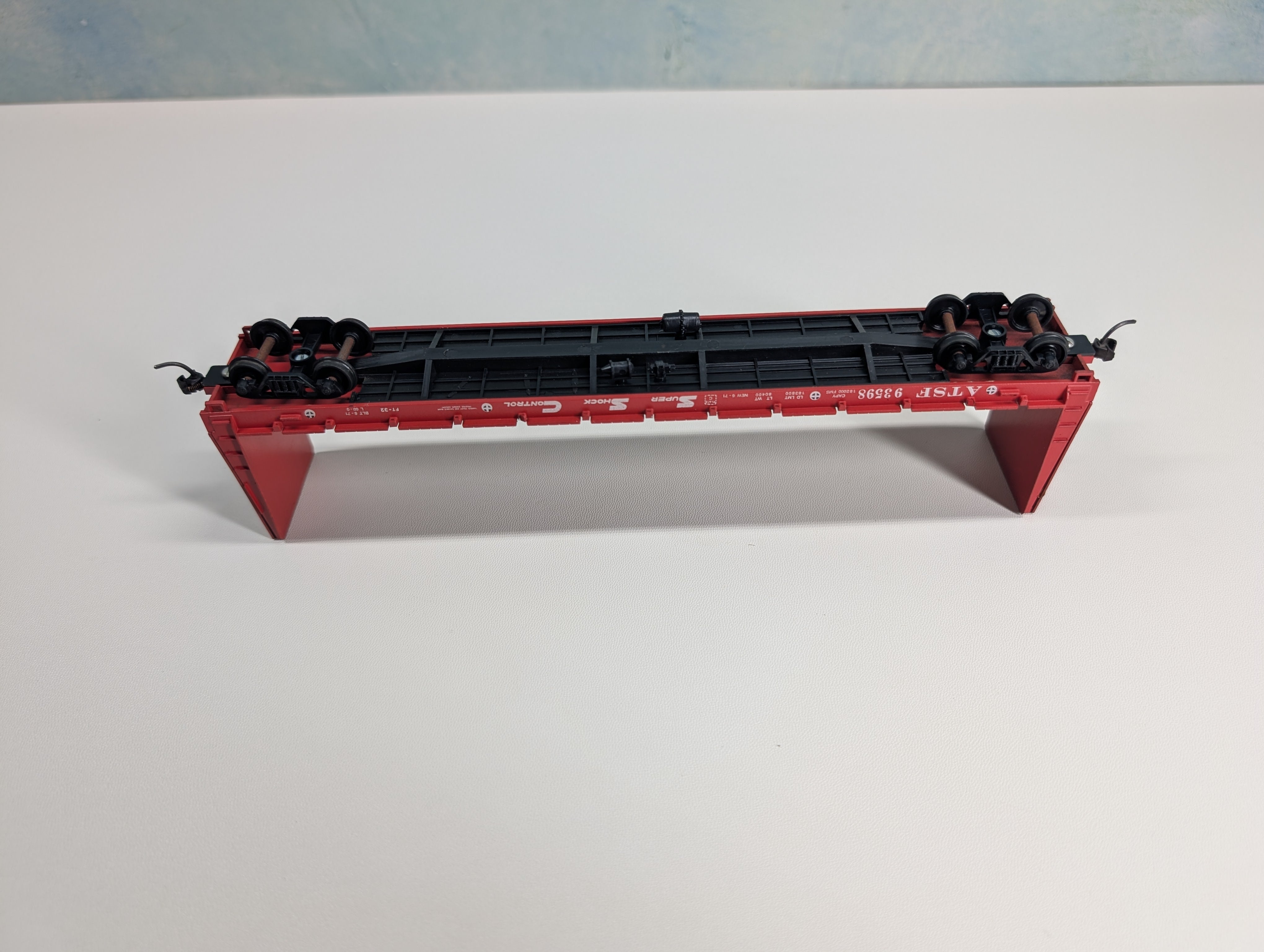 USED Roundhouse 1311 HO Scale 60' Bulkhead Flat Car Santa Fe ATSF #93598