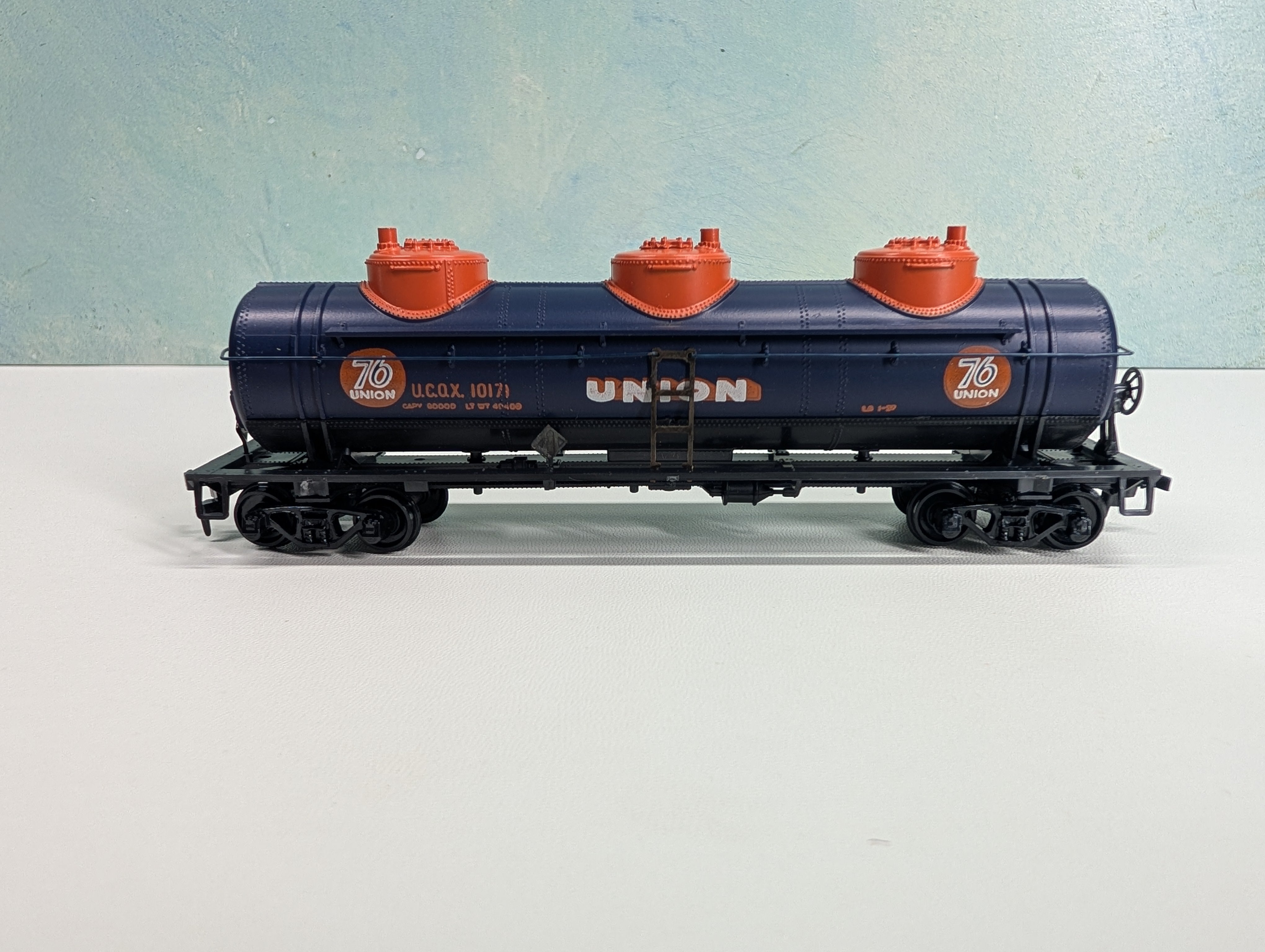 USED Athearn HO Scale 3 Dome Tank Car Union Oil UCOX #10171