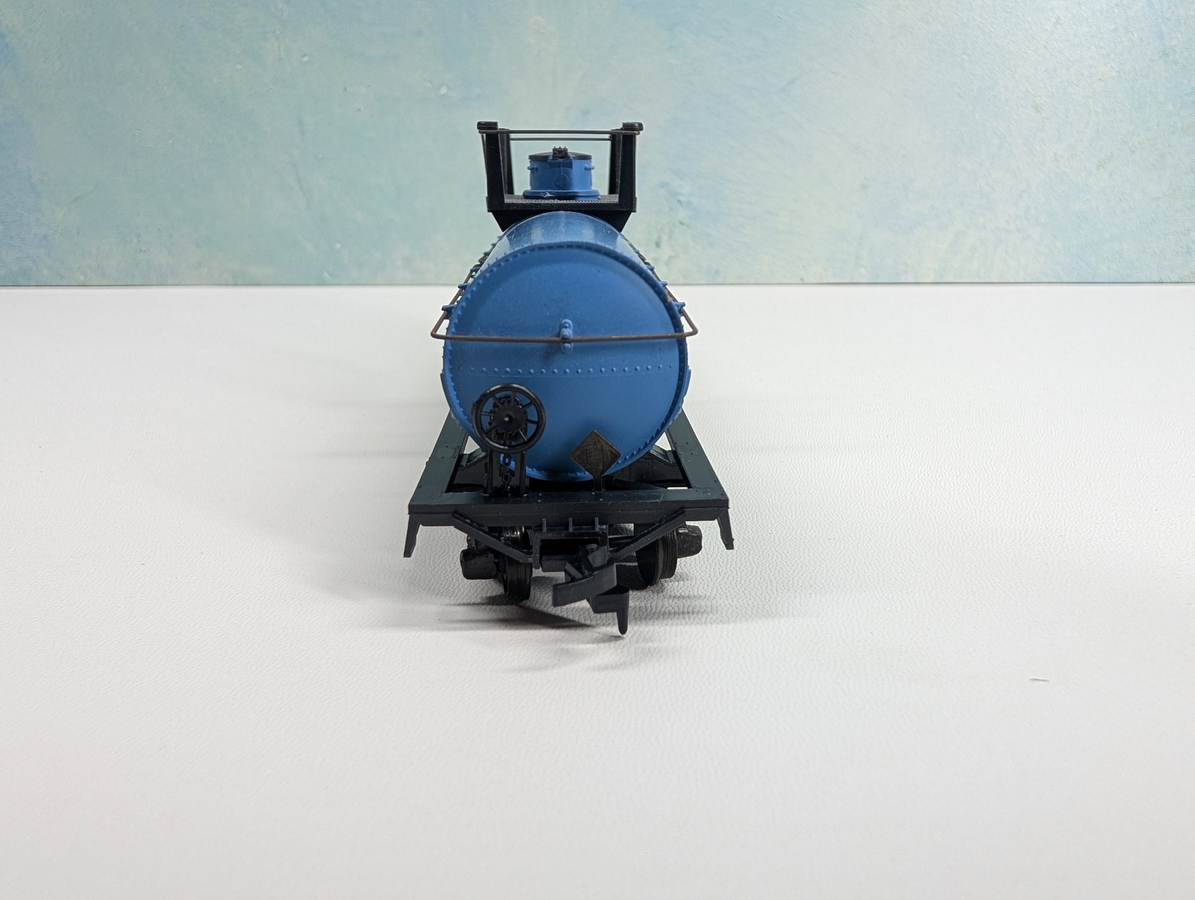 USED Athearn HO Scale Chemical Tank Car Dow Chemical DOWX #38370