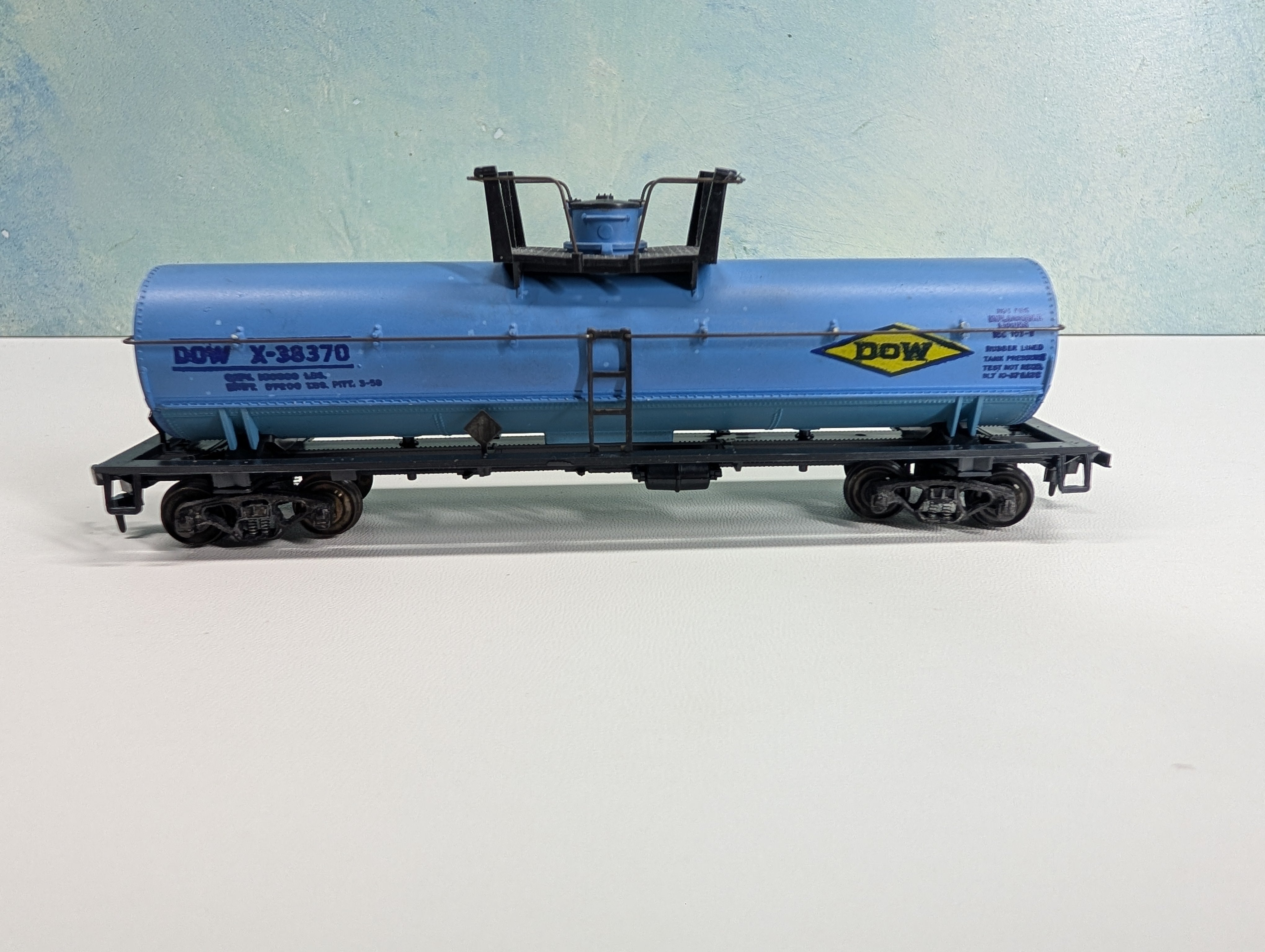 USED Athearn HO Scale Chemical Tank Car Dow Chemical DOWX #38370