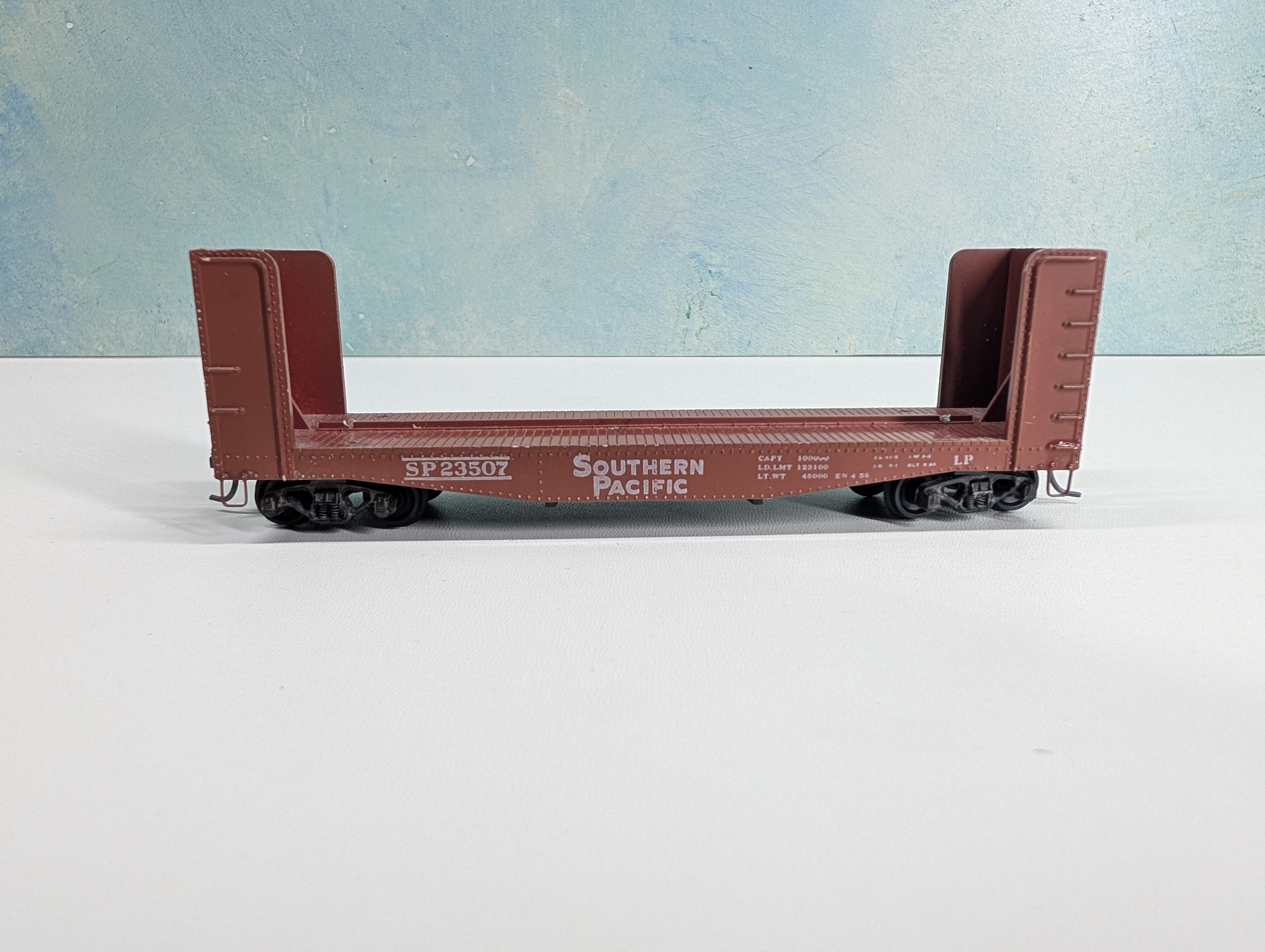 USED Athearn HO Scale 40' Bulkhead Flat Car Southern Pacific SP #23507 Red Brown