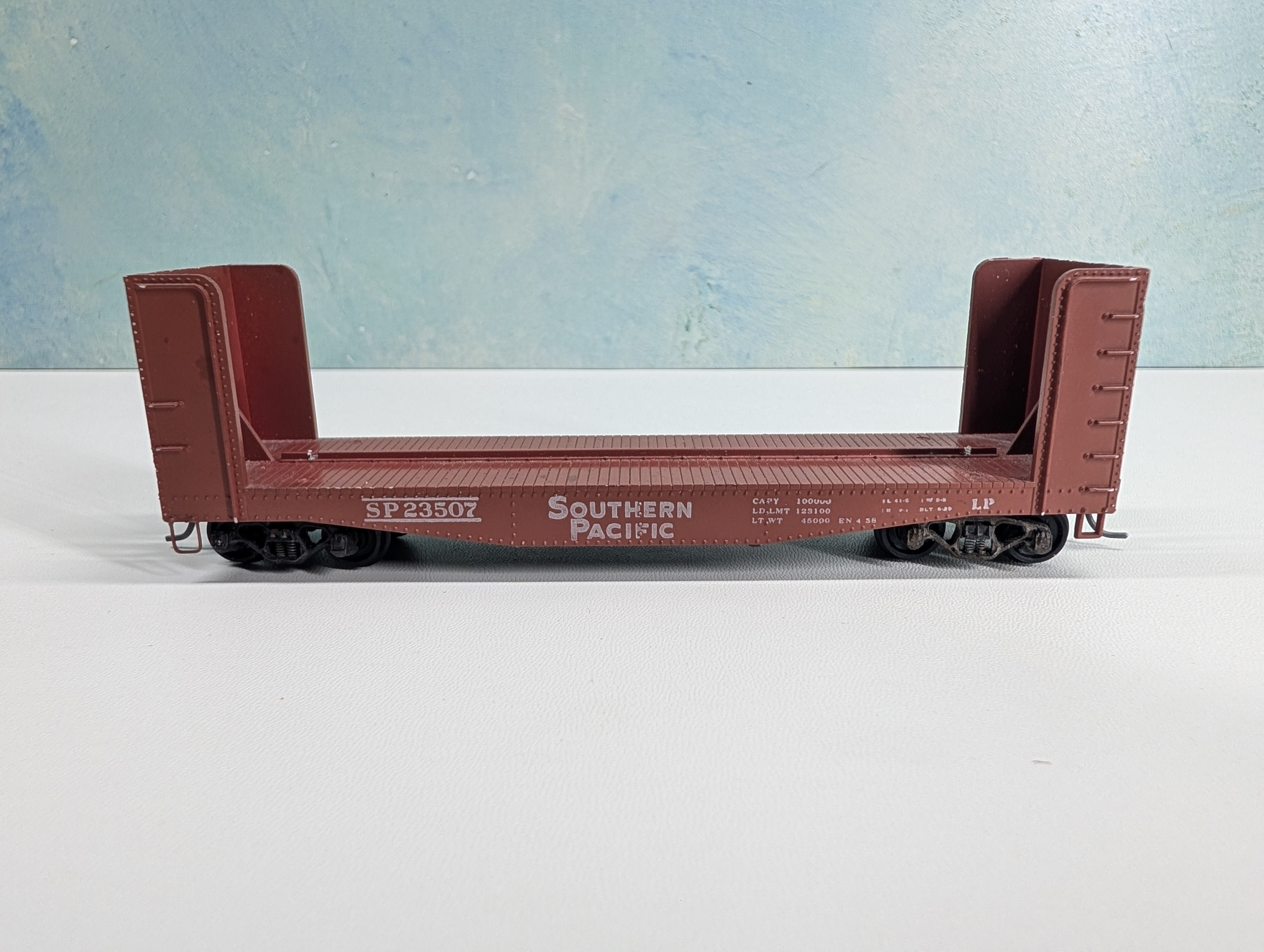 USED Athearn HO Scale 40' Bulkhead Flat Car Southern Pacific SP #23507 Red Brown