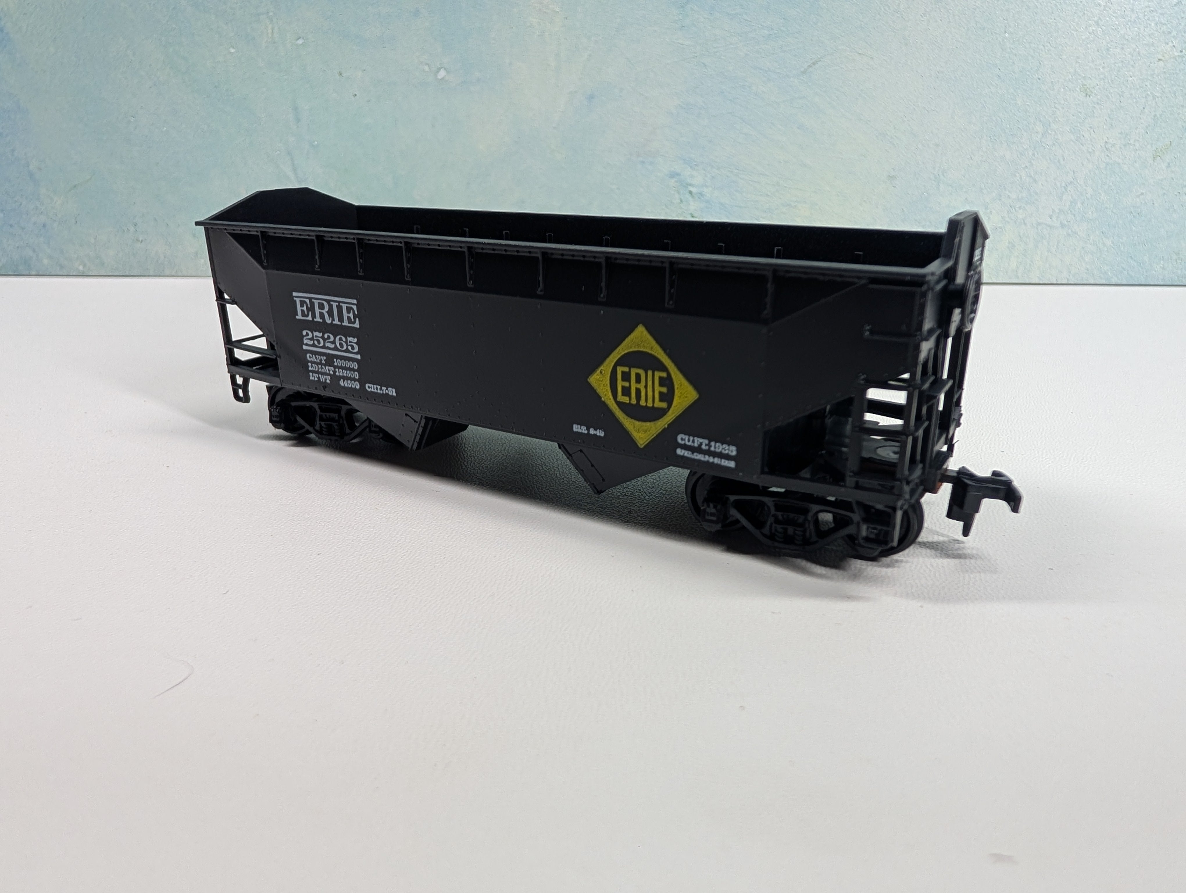 USED Athearn HO Scale 34' Offset-Side Hopper Erie #25265