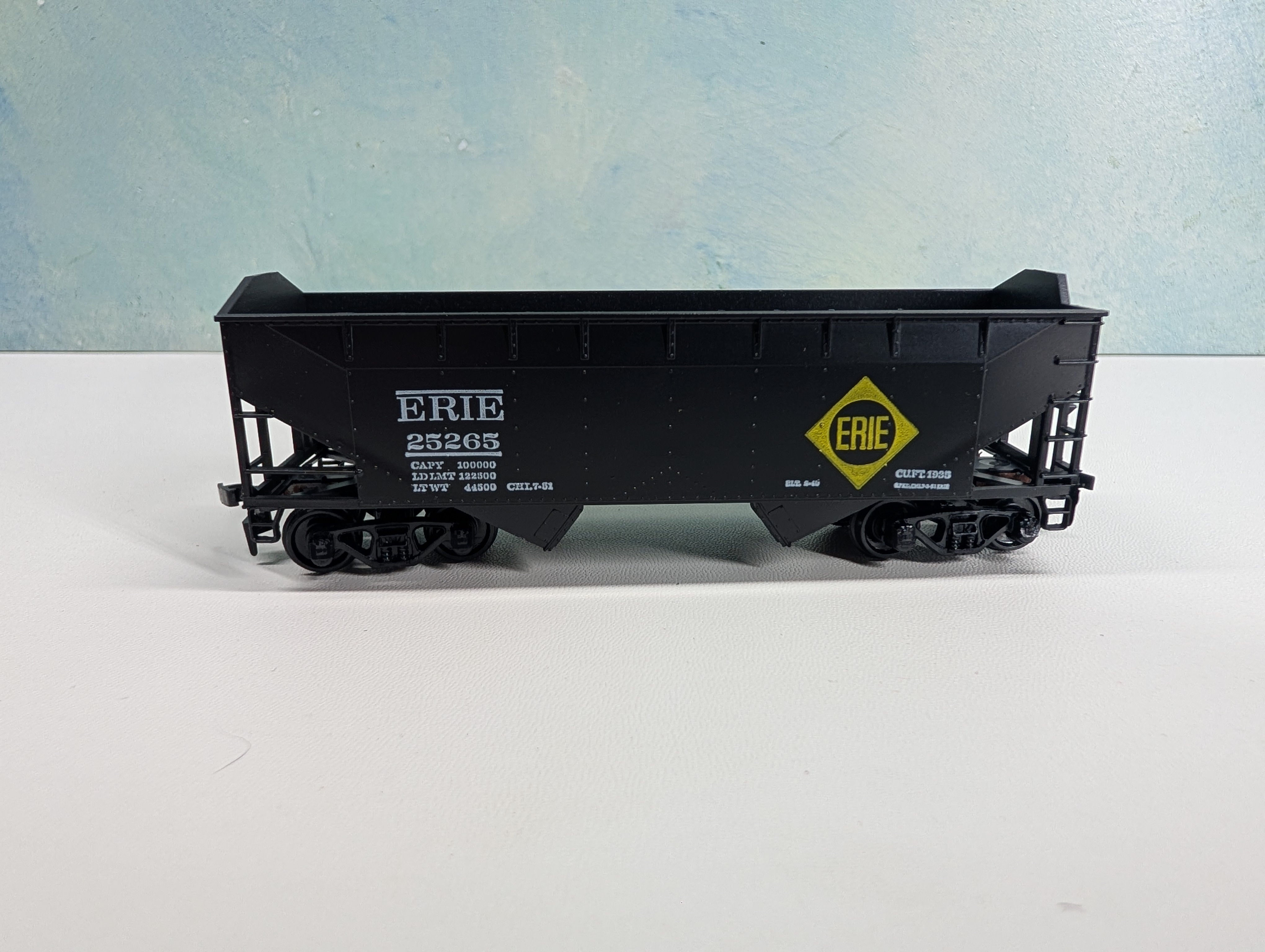 USED Athearn HO Scale 34' Offset-Side Hopper Erie #25265