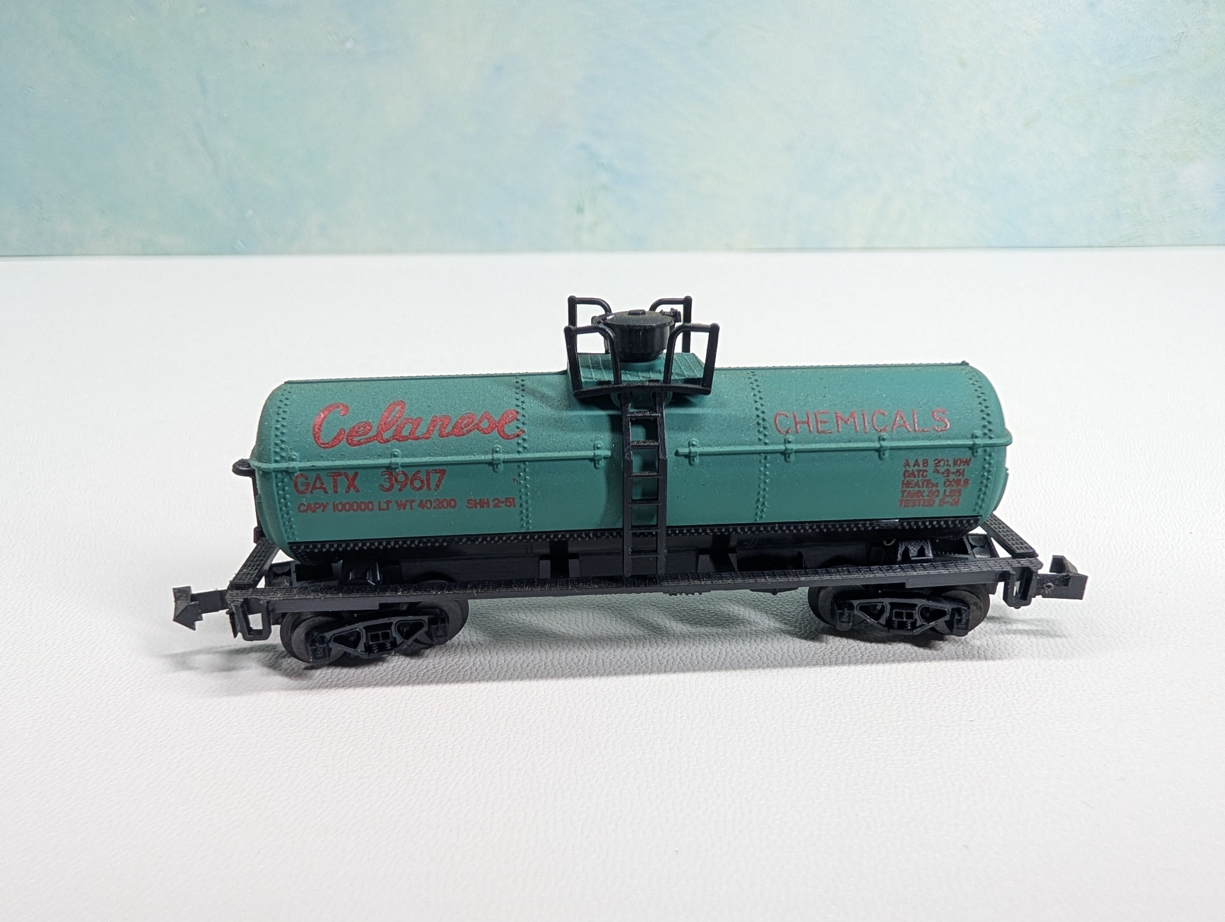 USED Postage Stamp Trains Aurora N Scale Tank Car Celanese Chemicals GATX #39617