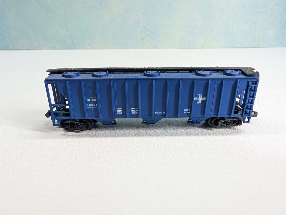 USED Postage Stamp Trains Aurora N Scale 47' Covered Hopper Boston and Maine BM #10056