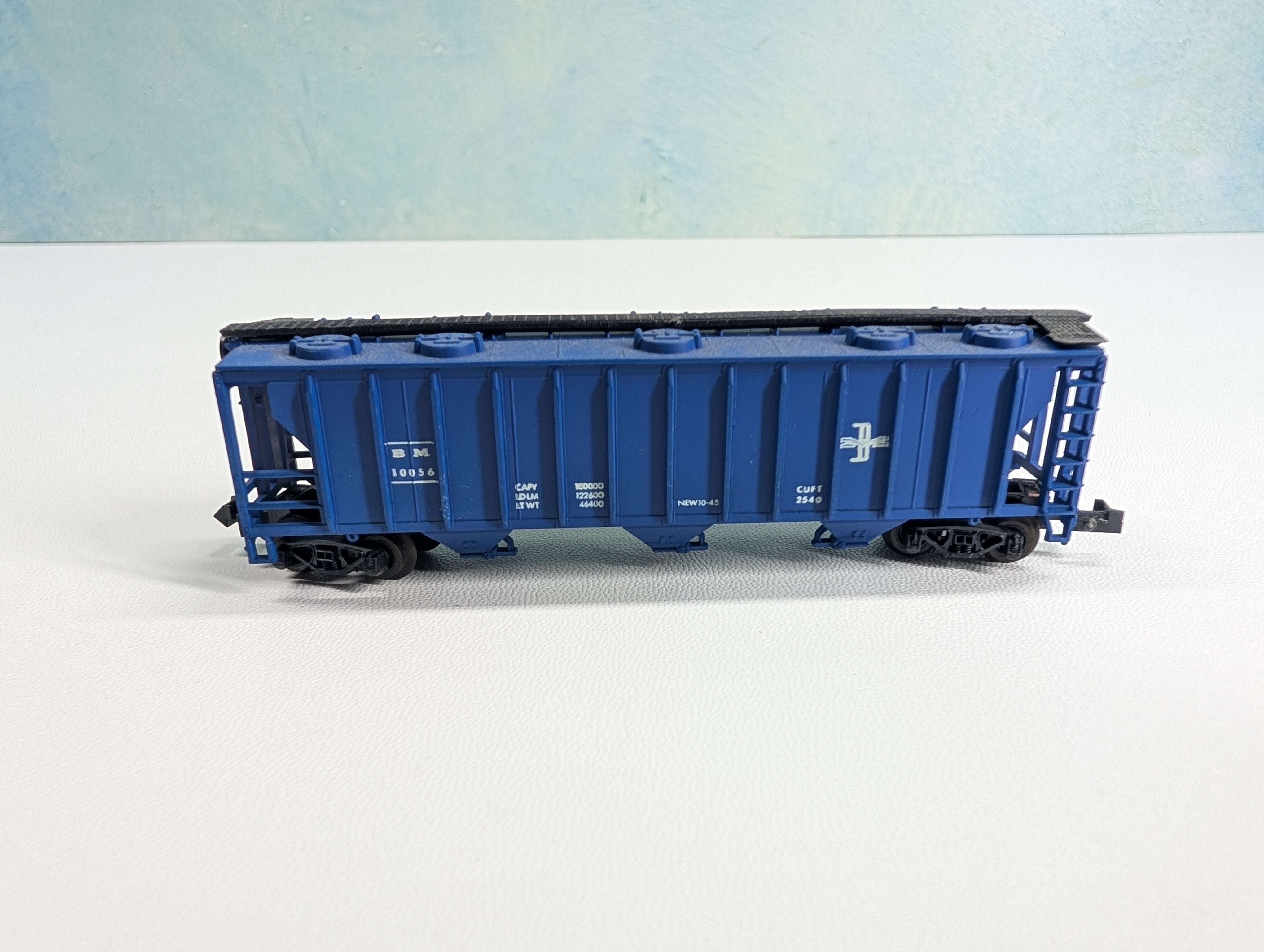 USED Postage Stamp Trains Aurora N Scale 47' Covered Hopper Boston and Maine BM #10056