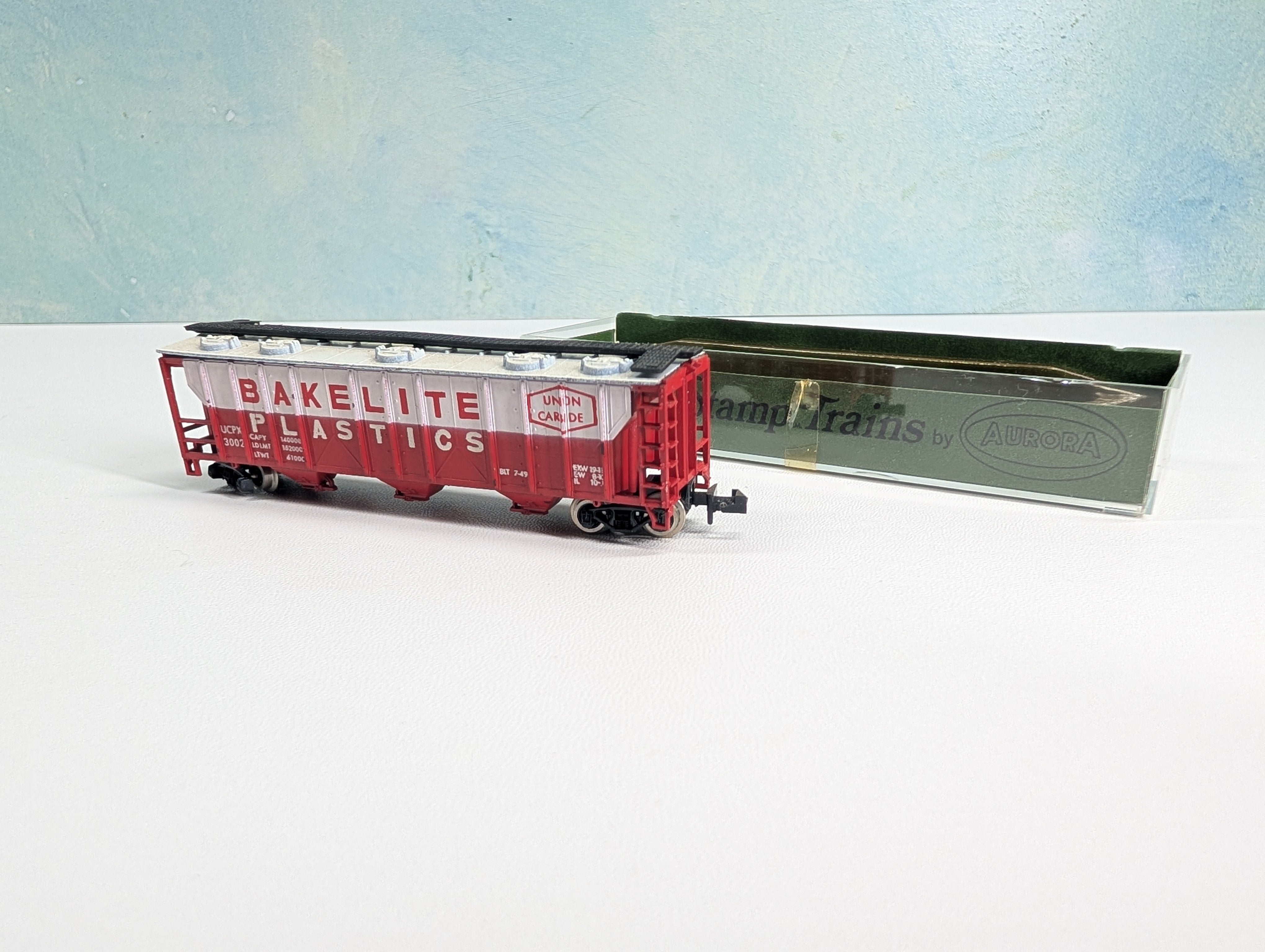 USED Postage Stamp Trains Aurora N Scale 47' Covered Hopper Bakelite Plastics UCPX #3002 Union Carbide