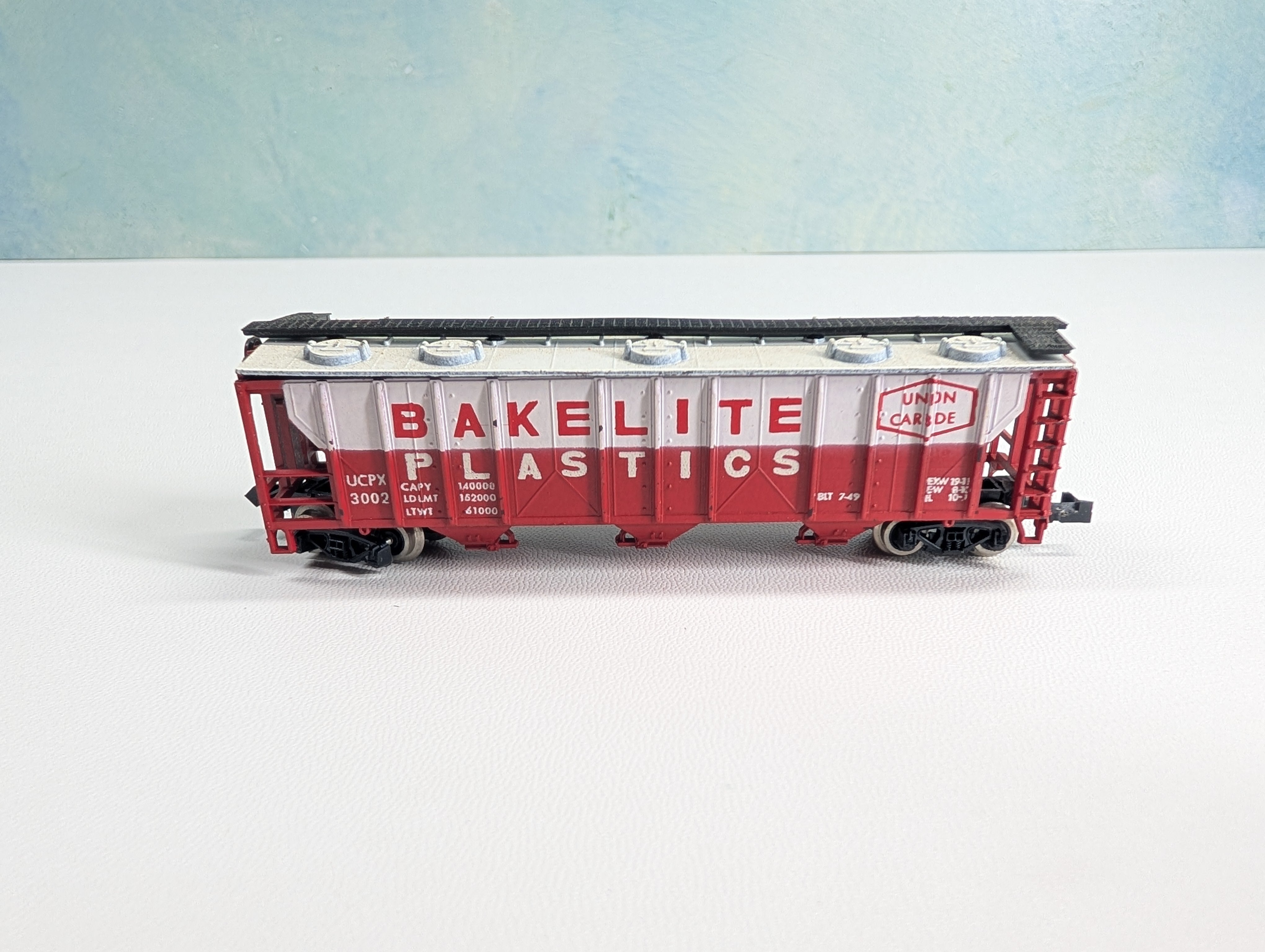 USED Postage Stamp Trains Aurora N Scale 47' Covered Hopper Bakelite Plastics UCPX #3002 Union Carbide