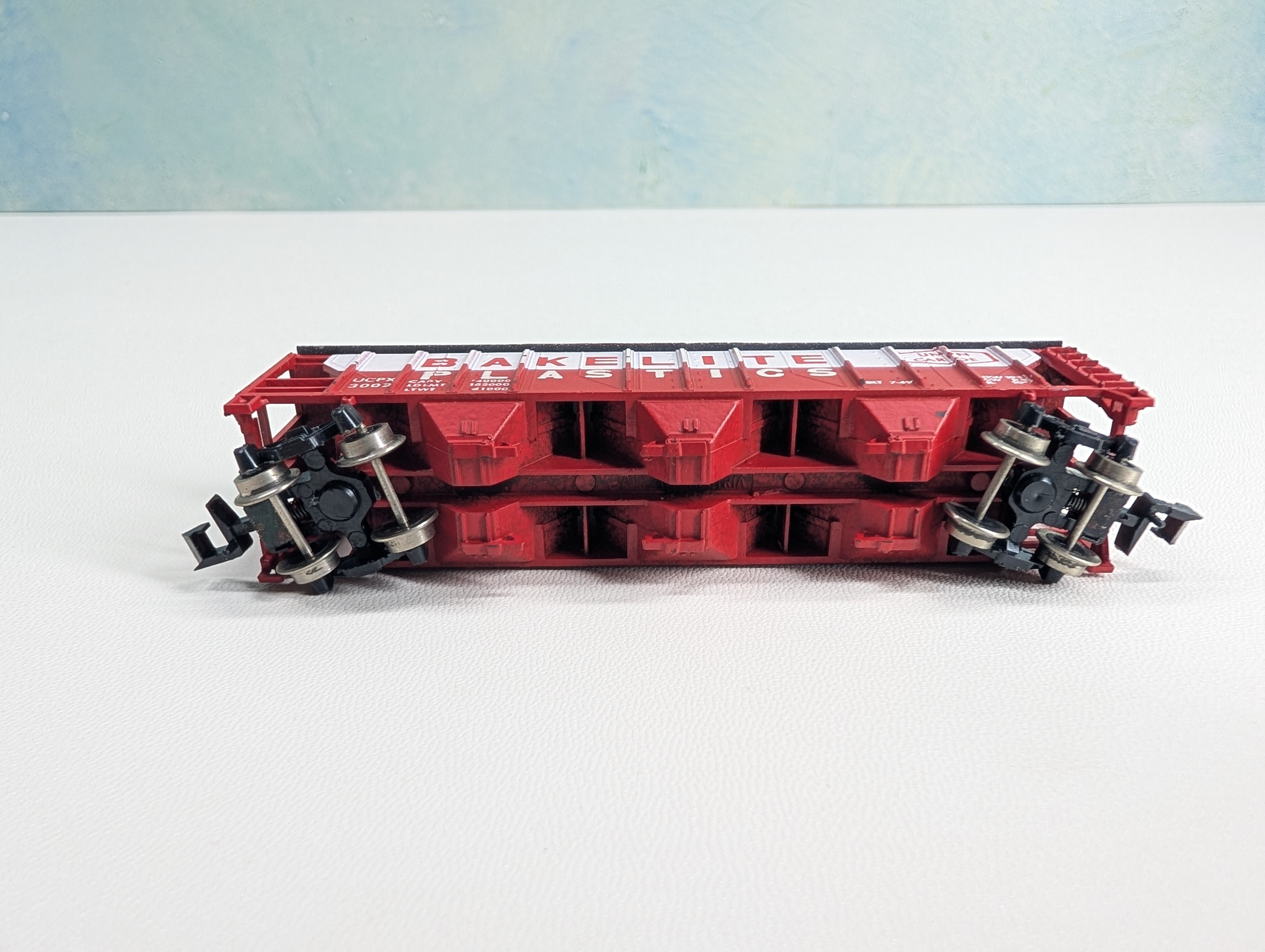 USED Postage Stamp Trains Aurora N Scale 47' Covered Hopper Bakelite Plastics UCPX #3002 Union Carbide