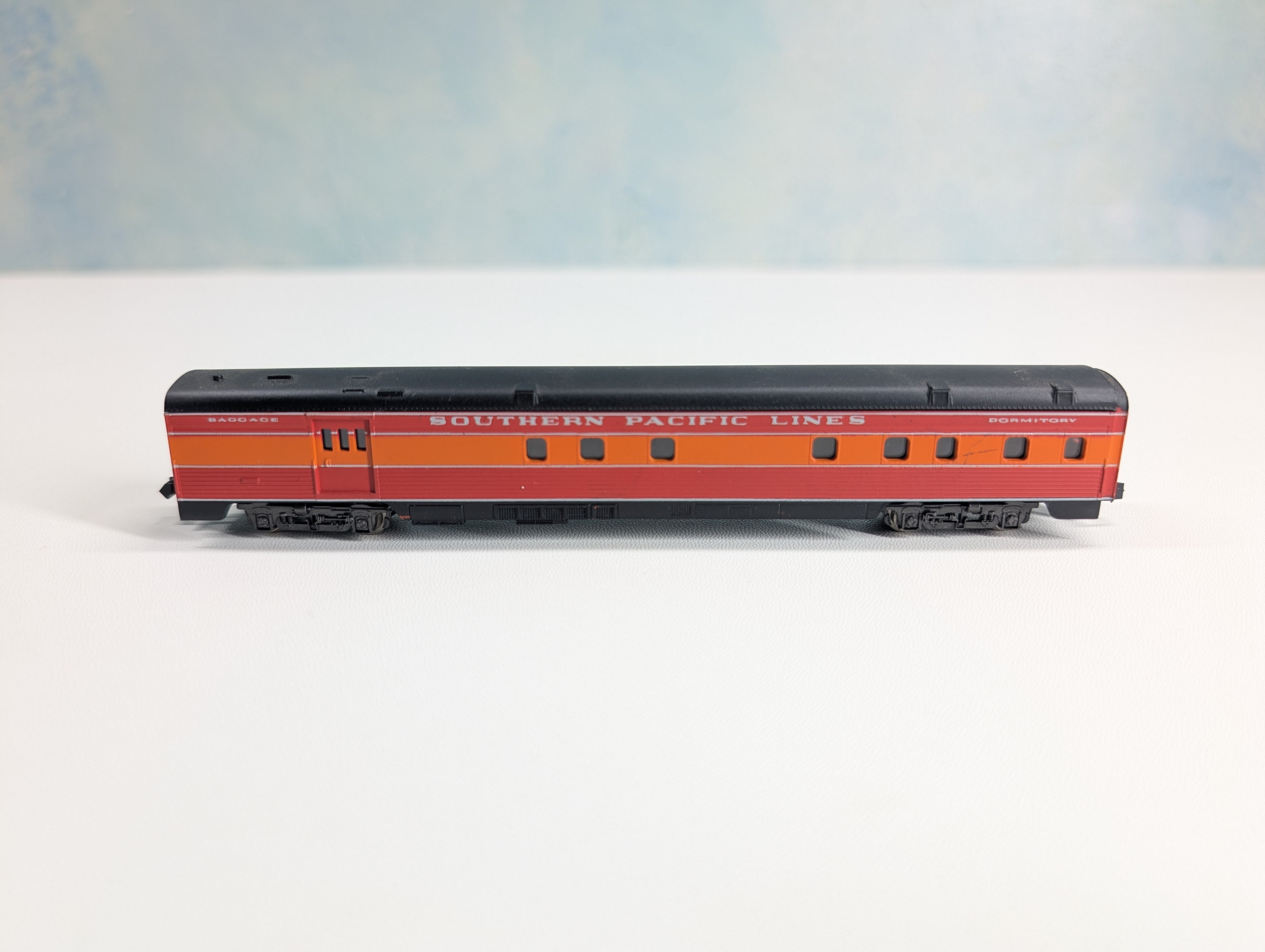 USED Atlas N Scale Rivarossi Baggage Dormitory Passenger Car Southern Pacific Lines Daylight