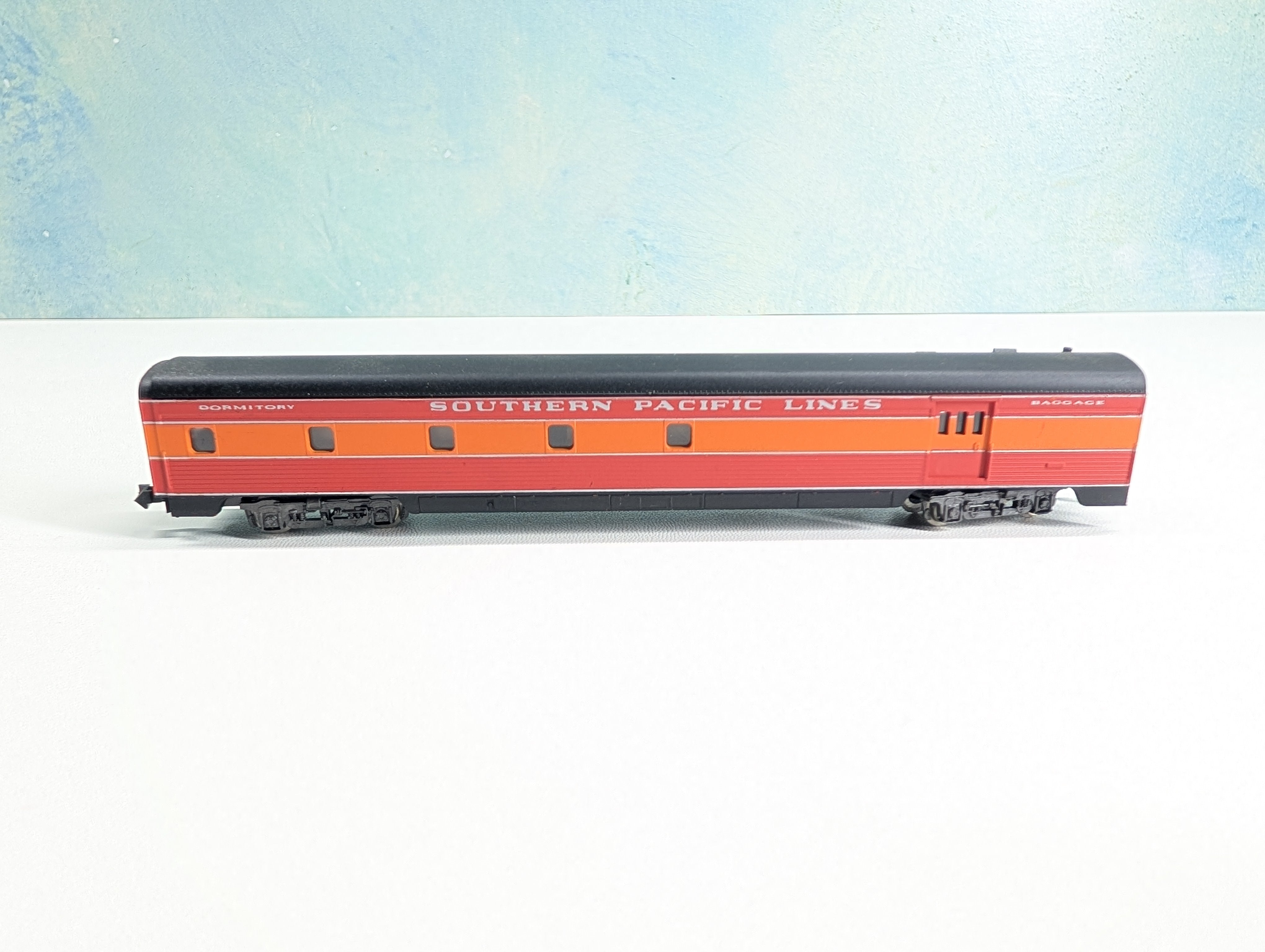 USED Atlas N Scale Rivarossi Baggage Dormitory Passenger Car Southern Pacific Lines Daylight