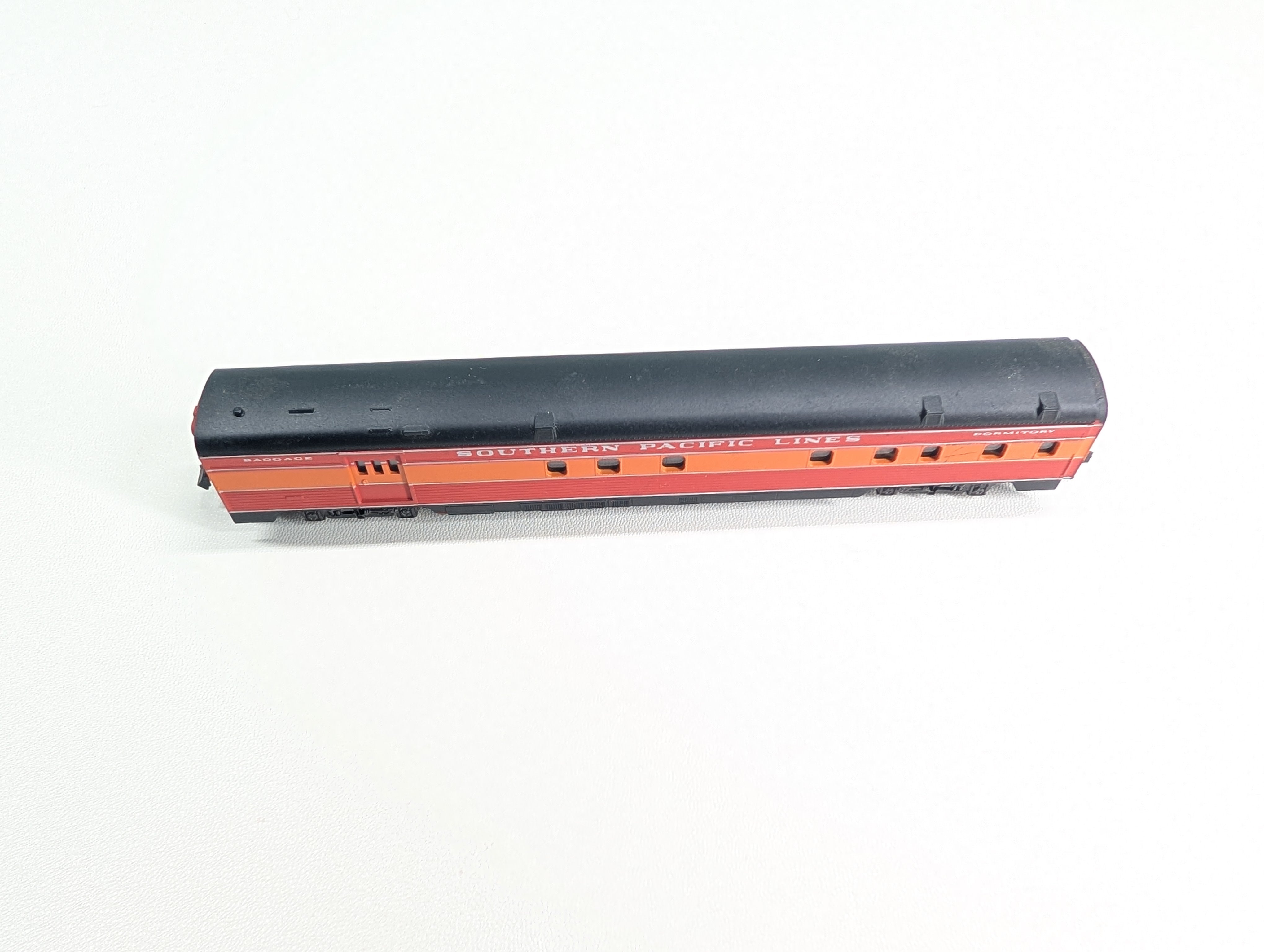 USED Atlas N Scale Rivarossi Baggage Dormitory Passenger Car Southern Pacific Lines Daylight