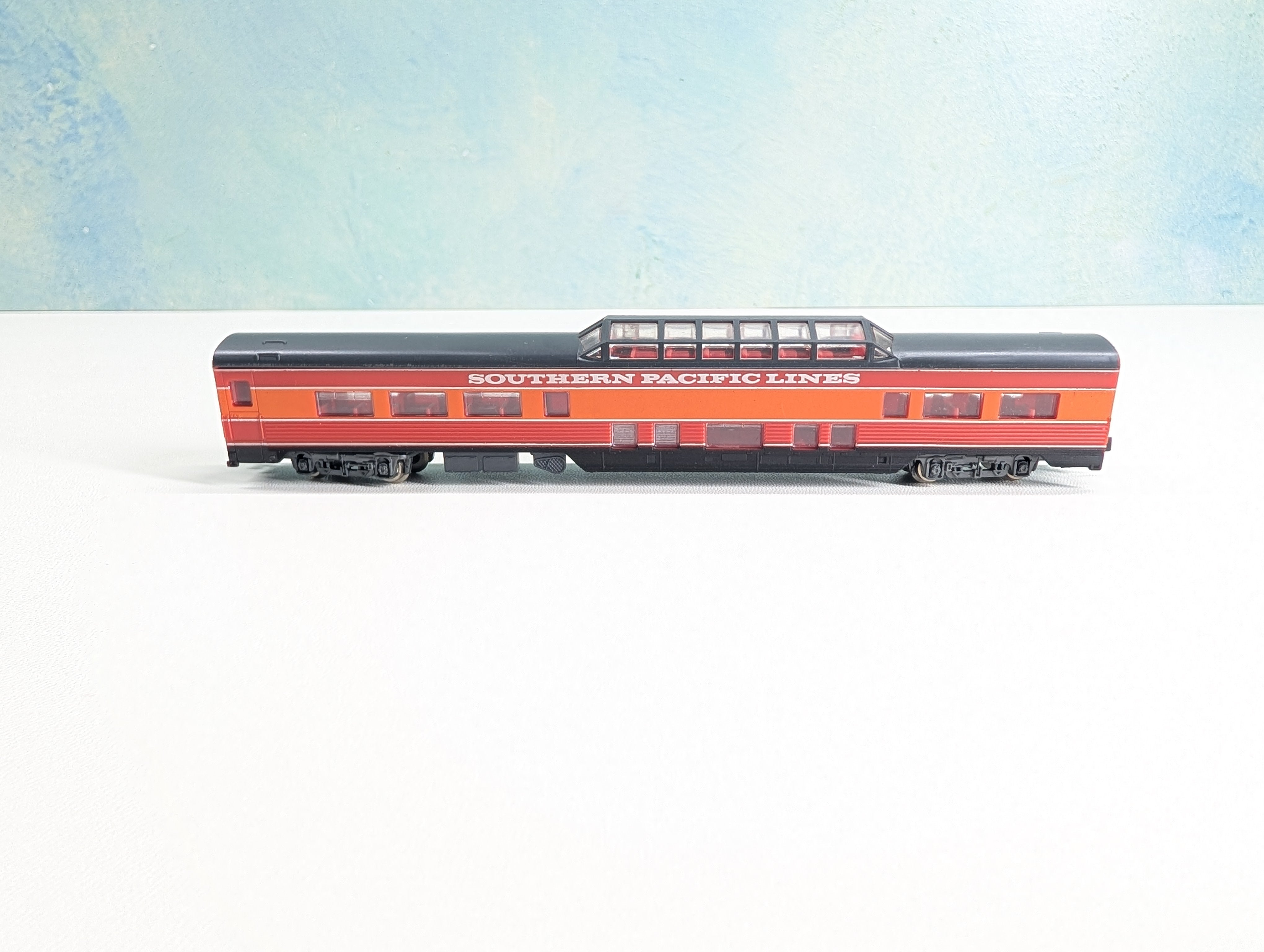 USED Con-Cor N Scale Dome Passenger Car Southern Pacific Lines Daylight
