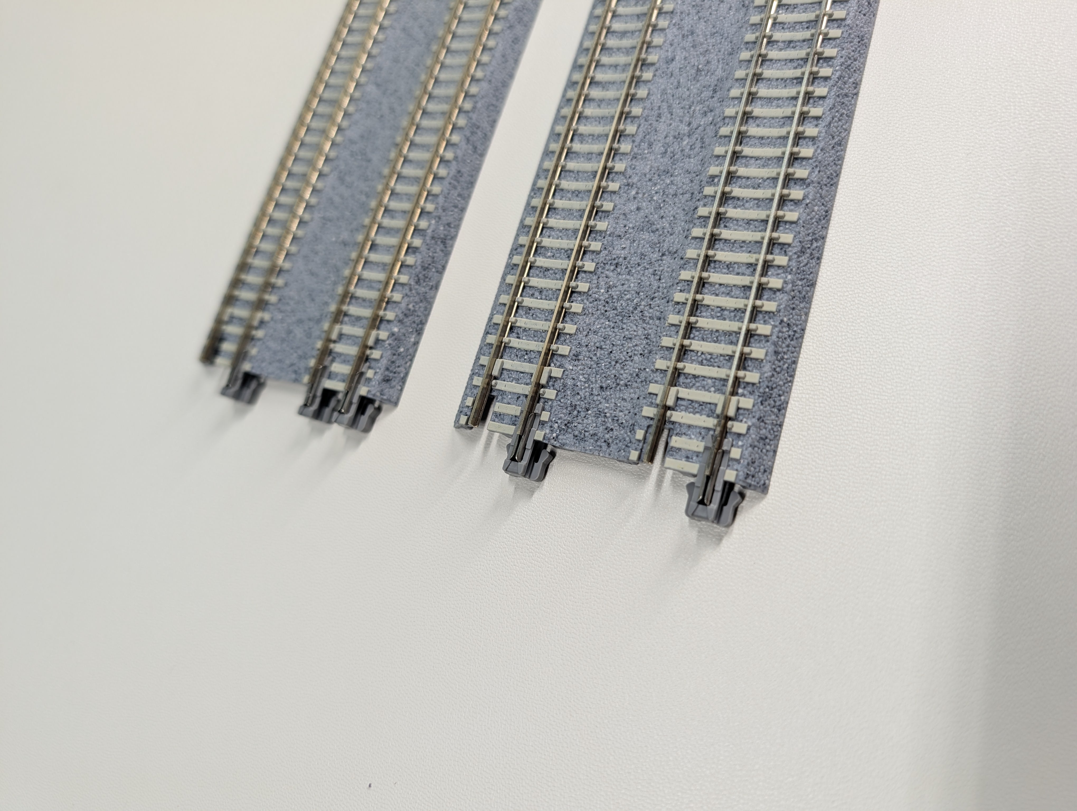 USED KATO 20-004 N Scale Concrete Tie Double Track (248mm, 9 3/4") Straight Unitrack, Code 80 (2 pcs)