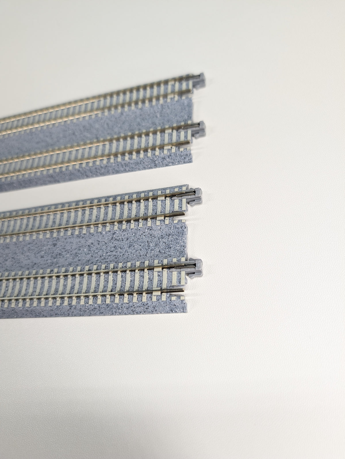 USED KATO 20-004 N Scale Concrete Tie Double Track (248mm, 9 3/4") Straight Unitrack, Code 80 (2 pcs)