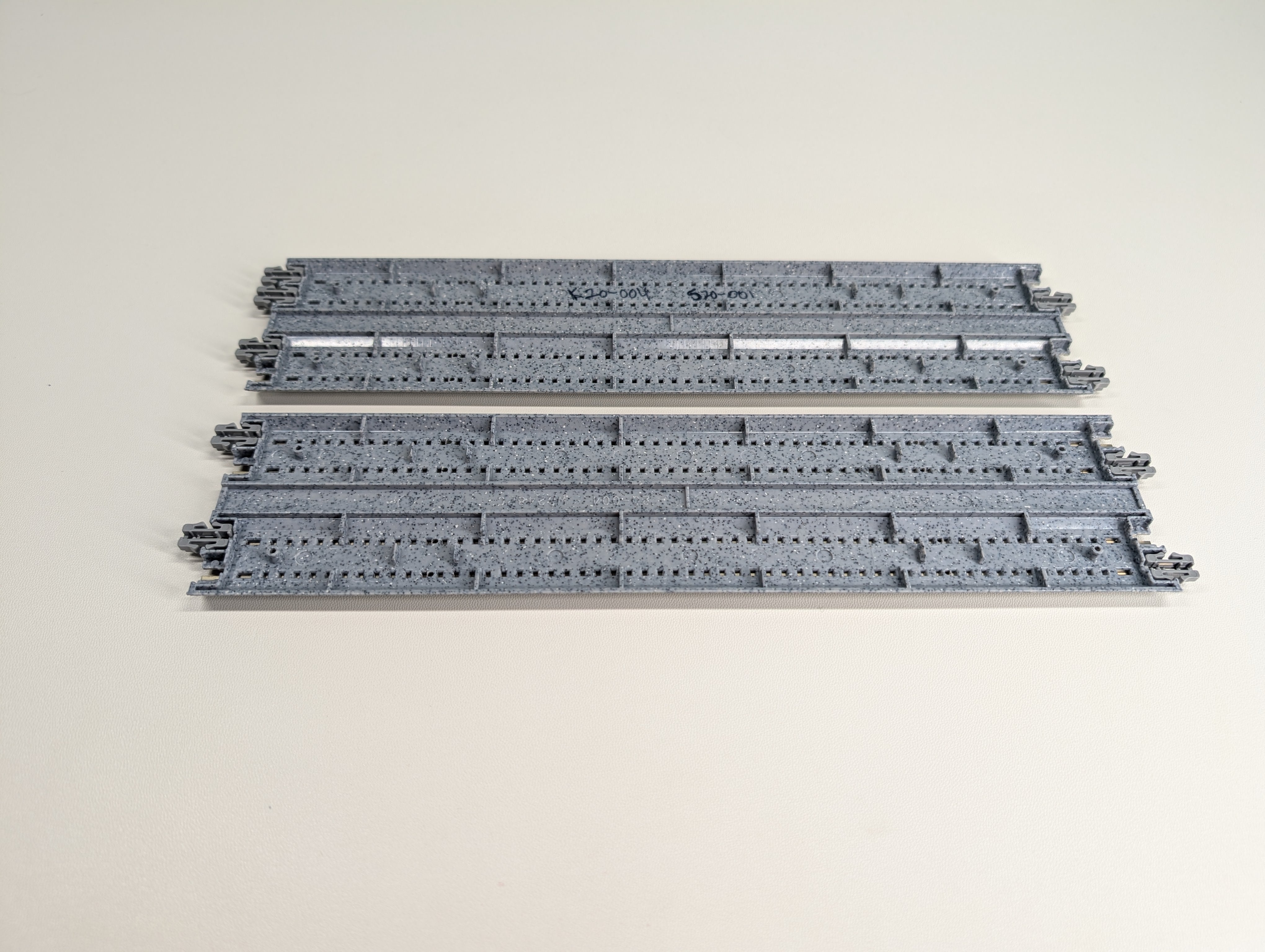 USED KATO 20-004 N Scale Concrete Tie Double Track (248mm, 9 3/4") Straight Unitrack, Code 80 (2 pcs)