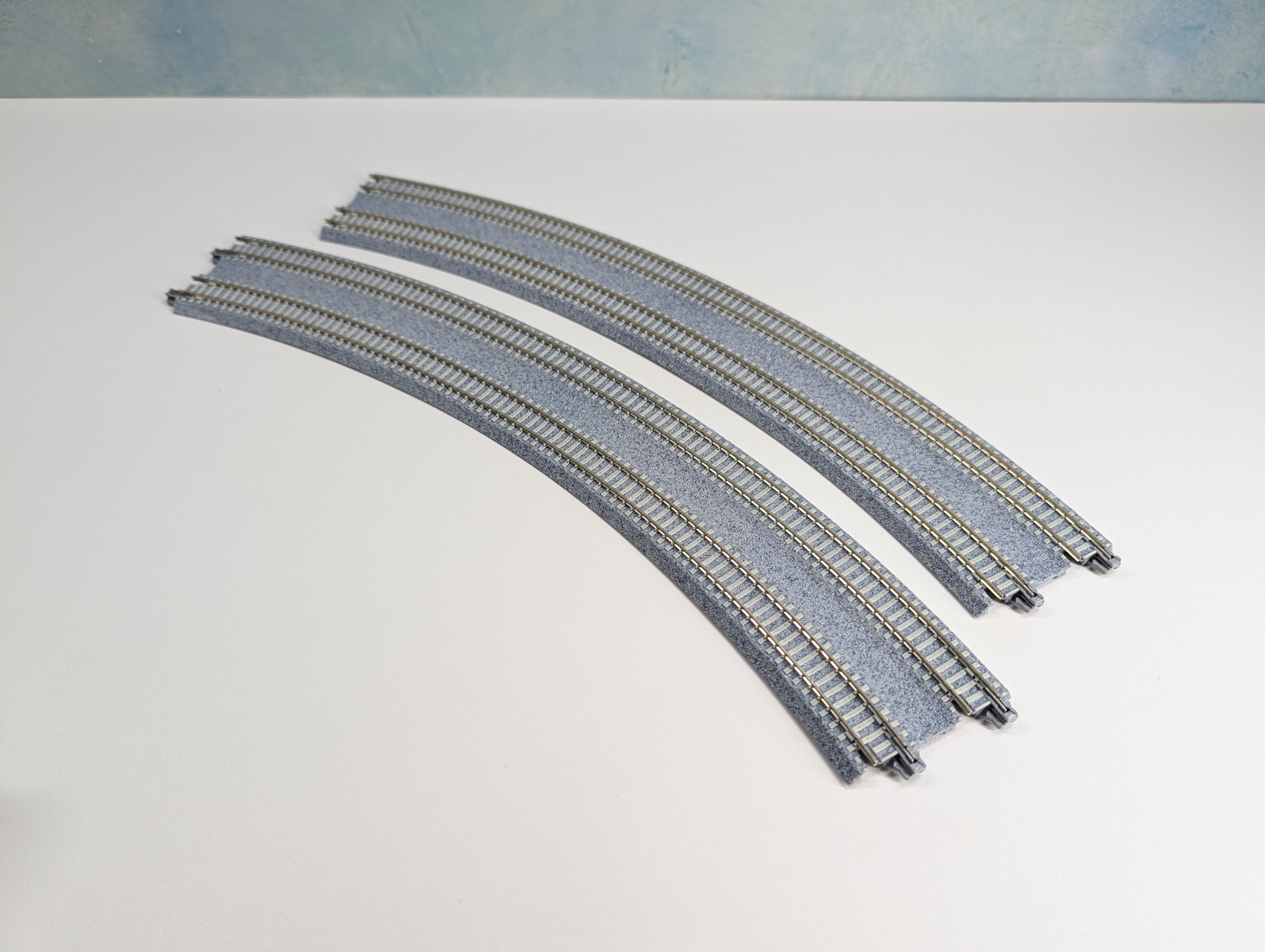 USED KATO 20-185 N Scale Concrete Tie Double Track (480/447mm, 18 7/8" - 17 5/8" 45R) Curve Unitrack, Code 80 (2 pcs)