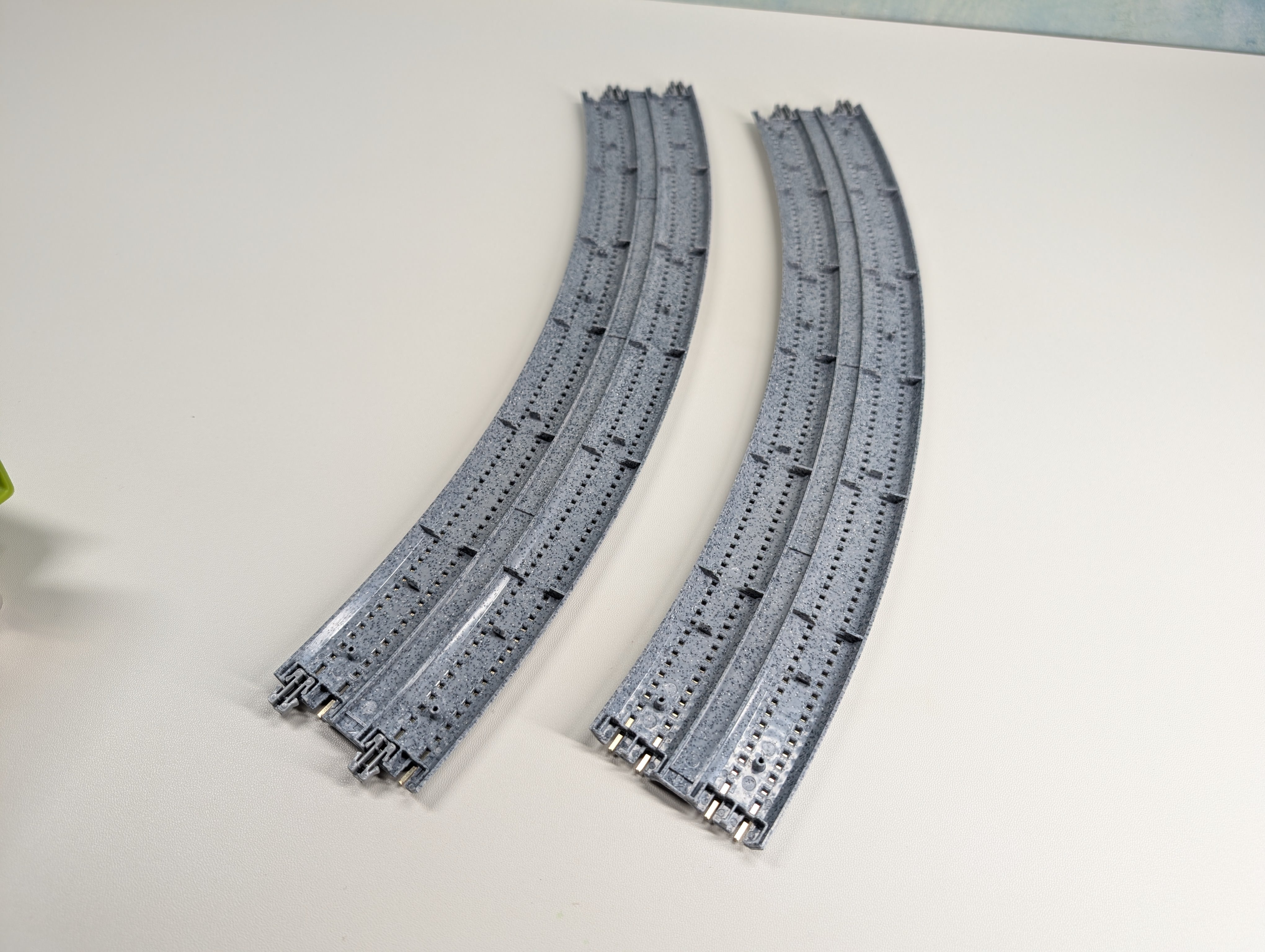 USED KATO 20-185 N Scale Concrete Tie Double Track (480/447mm, 18 7/8" - 17 5/8" 45R) Curve Unitrack, Code 80 (2 pcs)