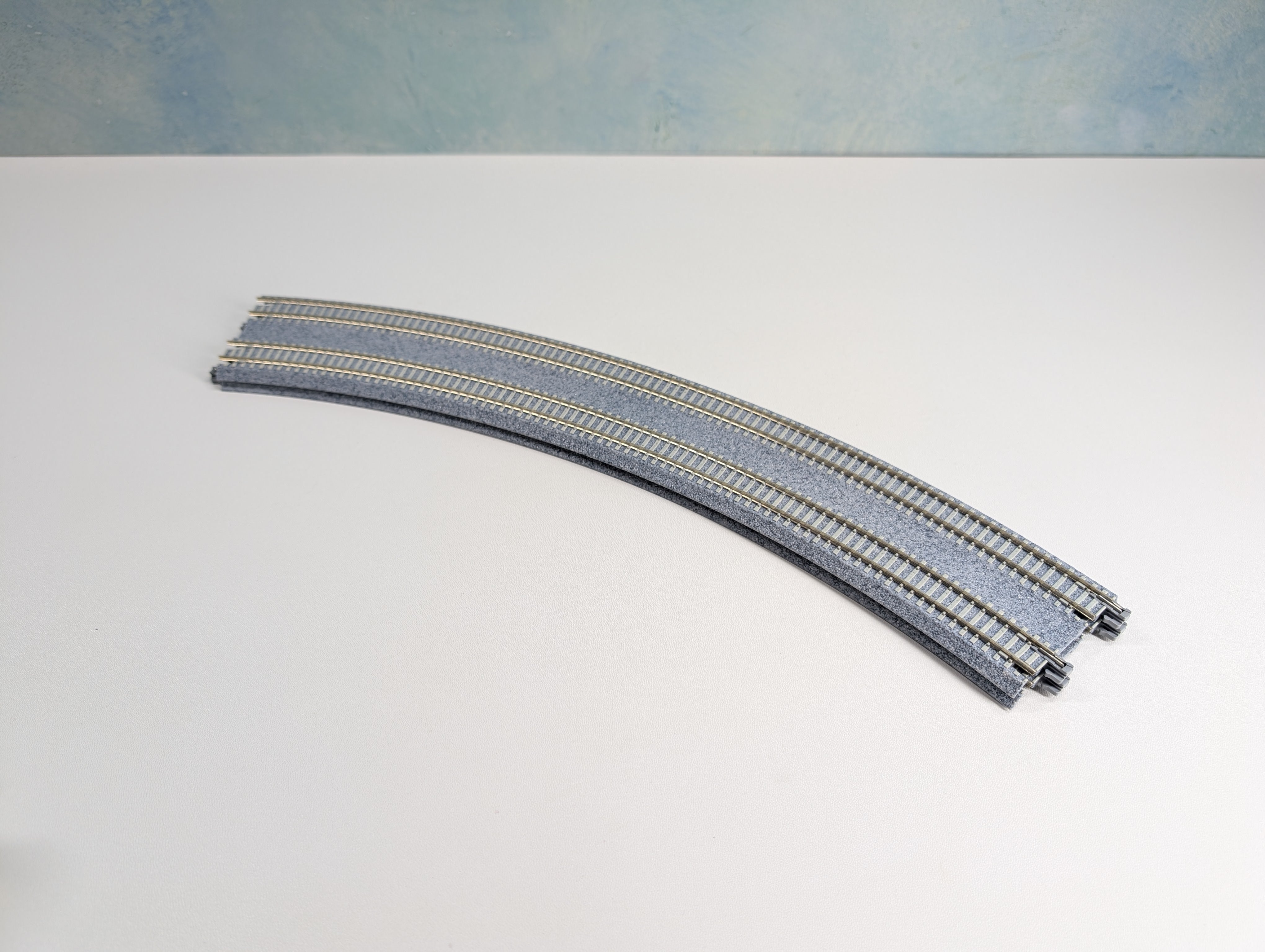 USED KATO 20-185 N Scale Concrete Tie Double Track (480/447mm, 18 7/8" - 17 5/8" 45R) Curve Unitrack, Code 80 (2 pcs)