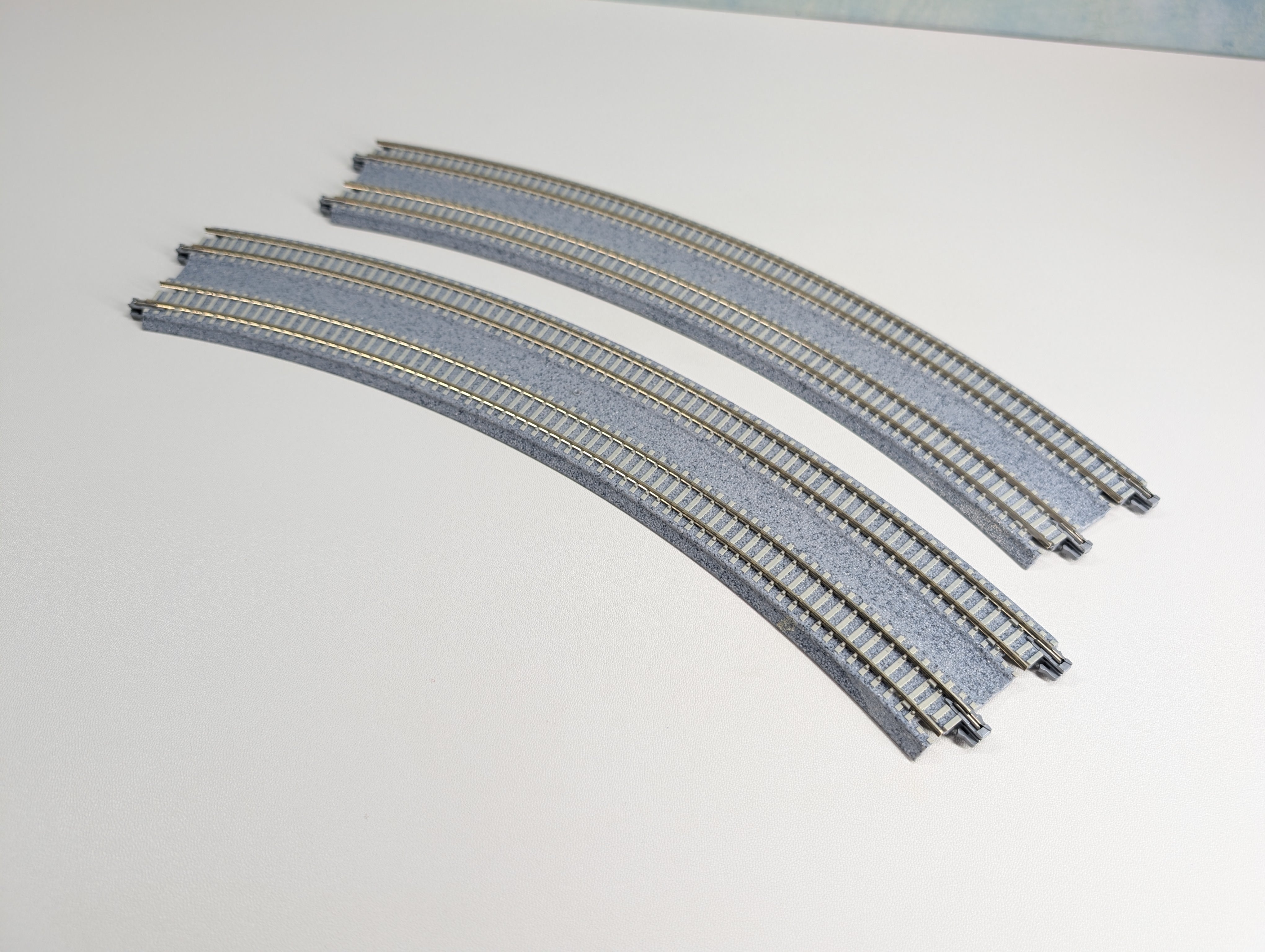 USED KATO 20-181 N Scale Concrete Tie Double Track Superelevated Curve (414/381mm, 19"/15") 45R Unitrack, Code 80 (2 pcs)