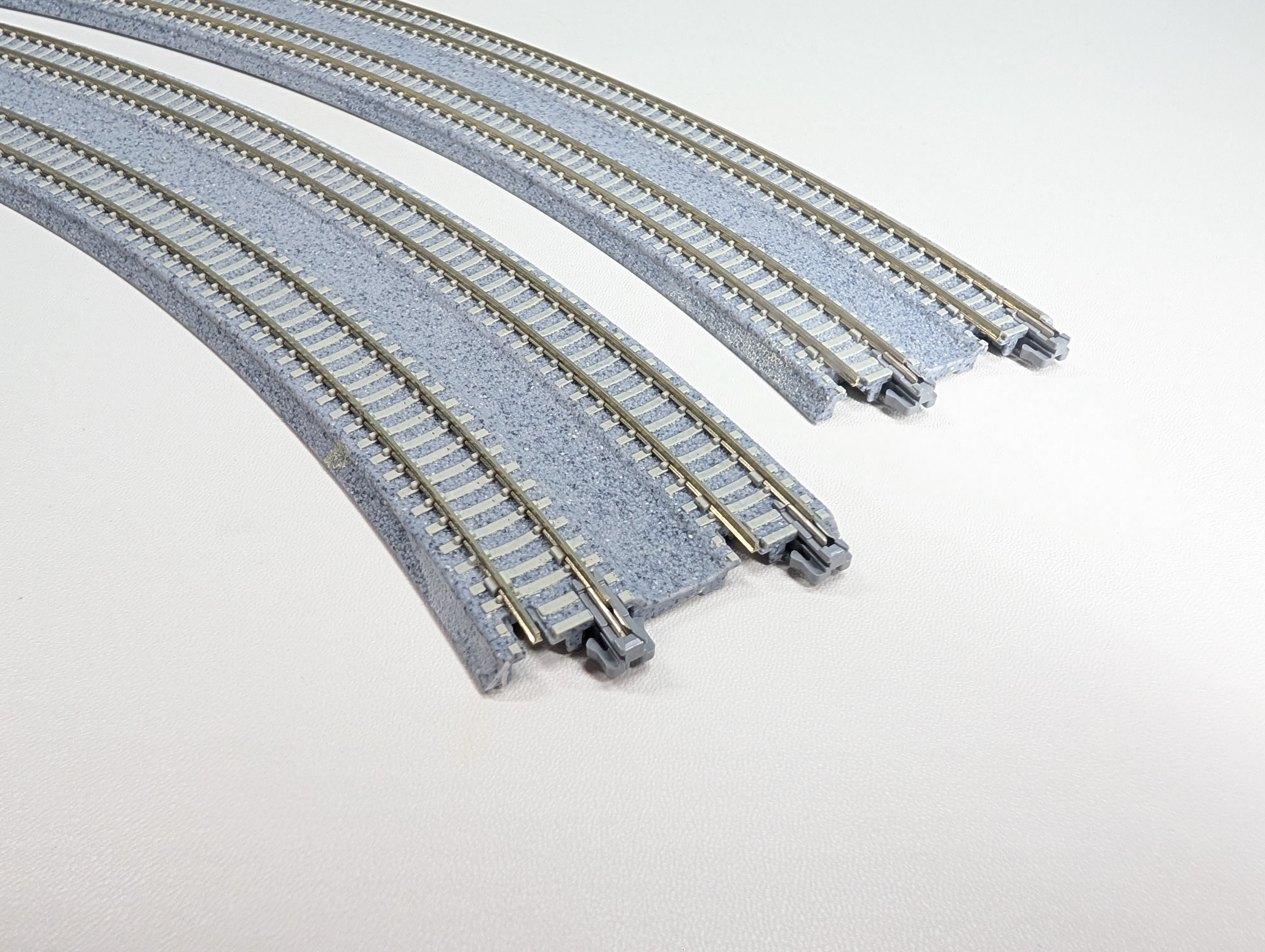 USED KATO 20-181 N Scale Concrete Tie Double Track Superelevated Curve (414/381mm, 19"/15") 45R Unitrack, Code 80 (2 pcs)