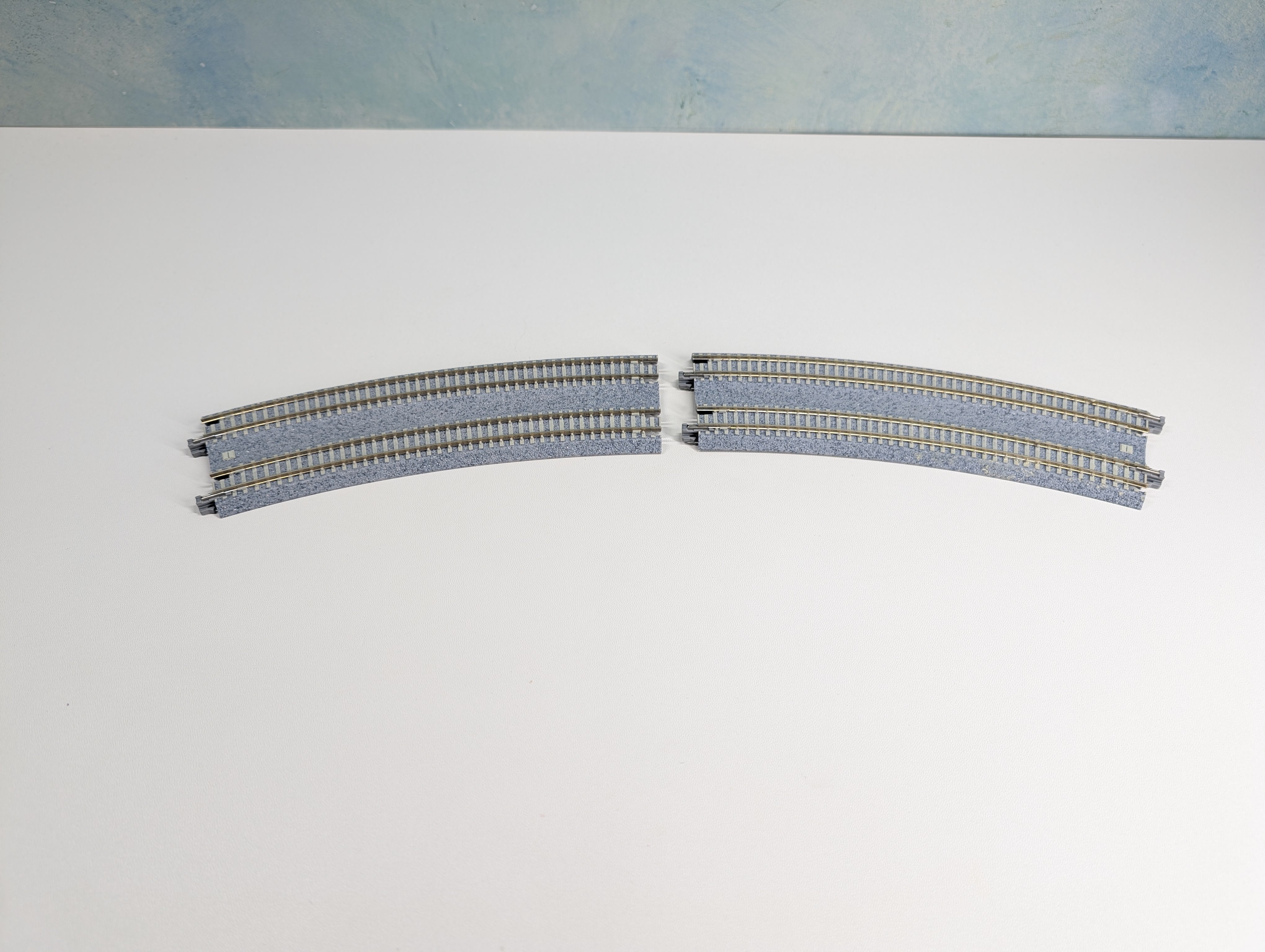 USED KATO 20-186 N Scale Concrete Tie Double Track Superelevated Easement Curve L&R (480/447mm, 18 7/8" - 17 5/8") Unitrack, Code 80 (2 pcs)