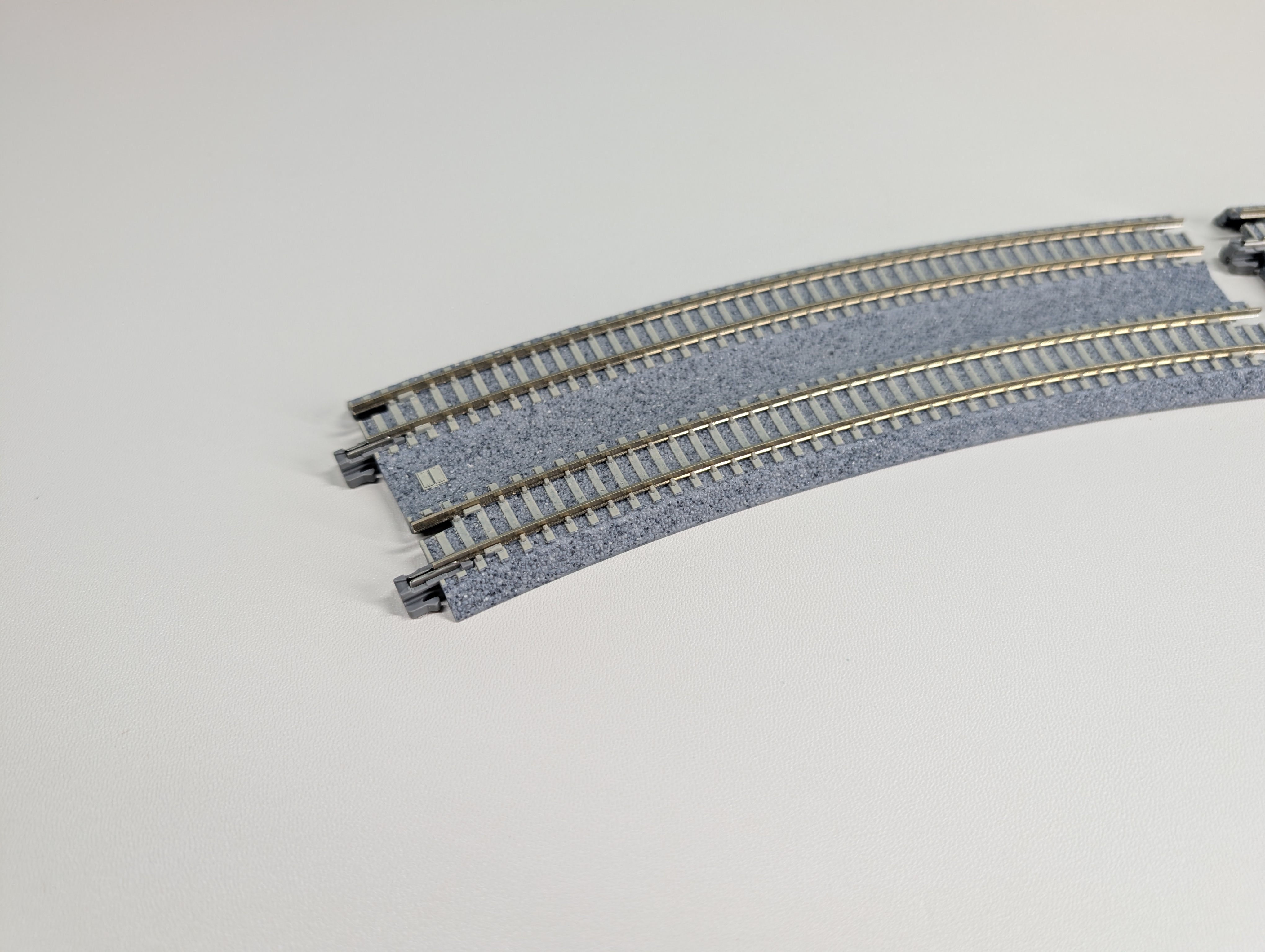 USED KATO 20-186 N Scale Concrete Tie Double Track Superelevated Easement Curve L&R (480/447mm, 18 7/8" - 17 5/8") Unitrack, Code 80 (2 pcs)