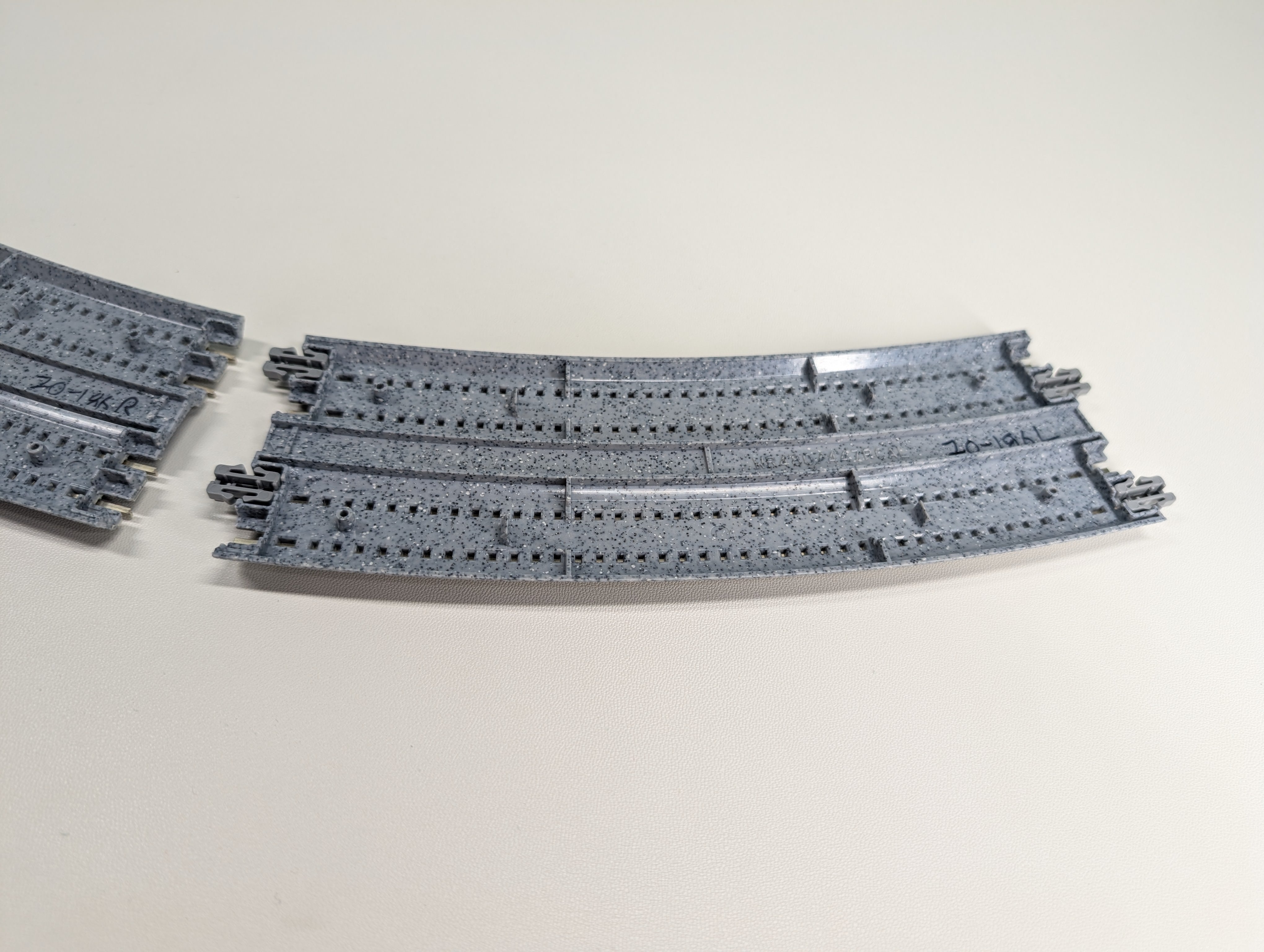 USED KATO 20-186 N Scale Concrete Tie Double Track Superelevated Easement Curve L&R (480/447mm, 18 7/8" - 17 5/8") Unitrack, Code 80 (2 pcs)