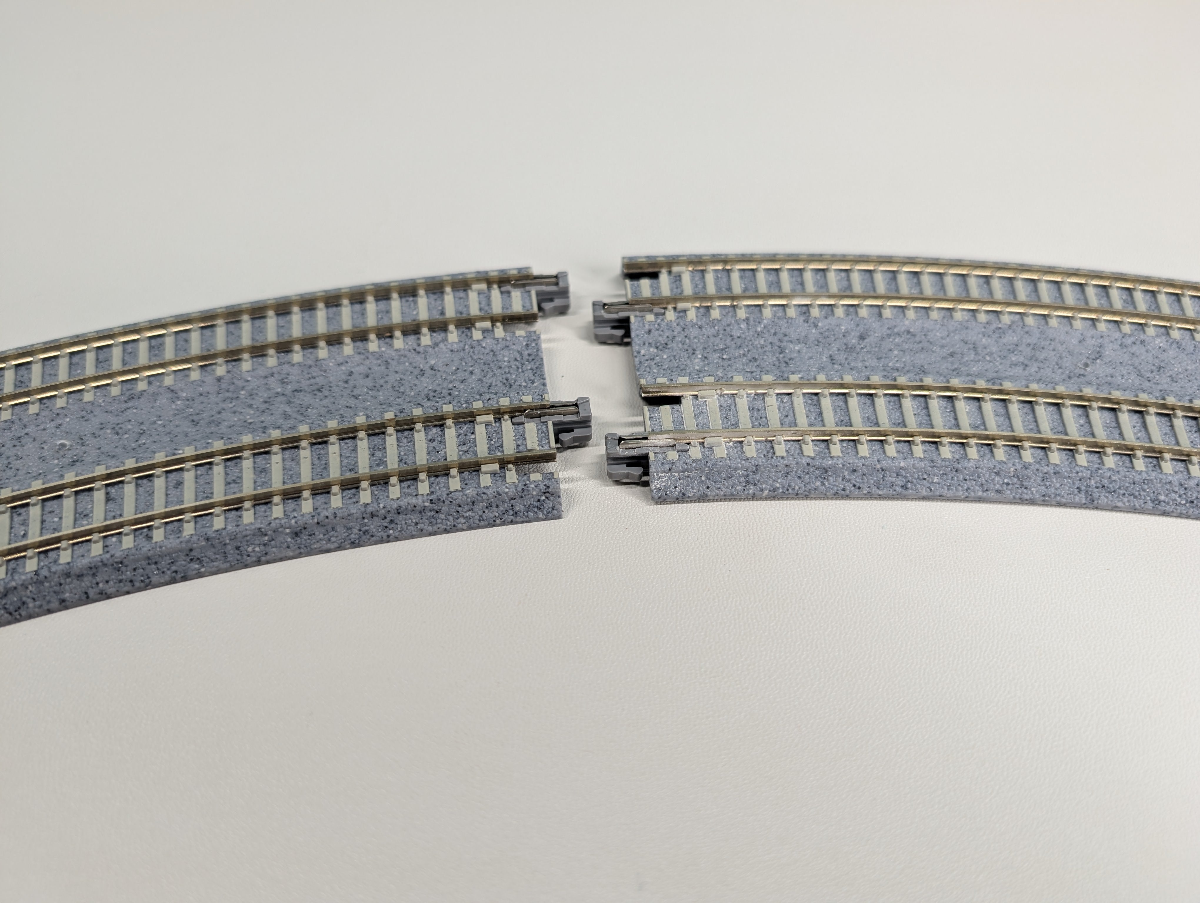 USED KATO 20-182 N Scale Concrete Tie Double Track Superelevated Easement Curve L&R (414/381mm, 19"/15") 45R Unitrack, Code 80 (2 pcs)