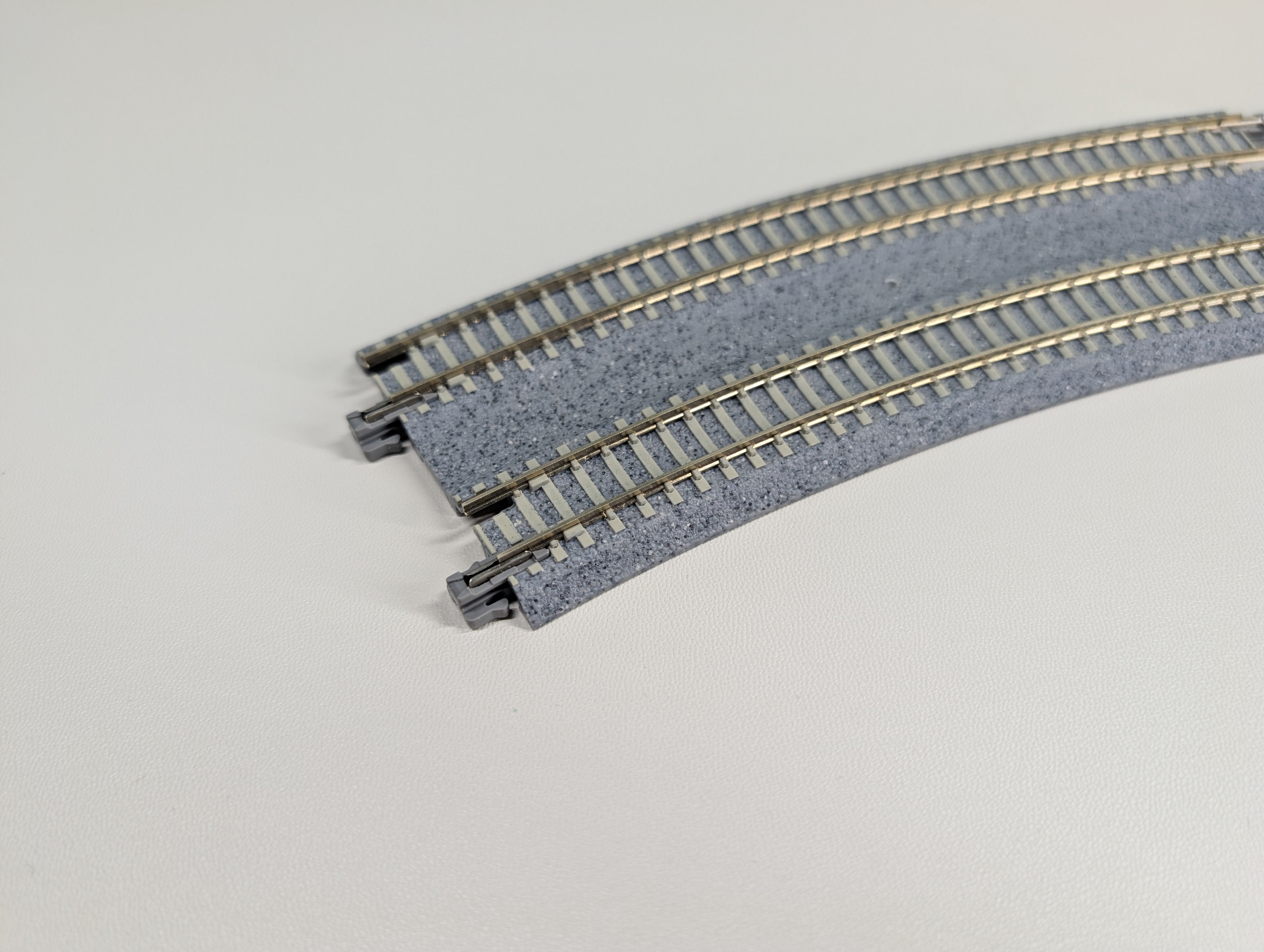 USED KATO 20-182 N Scale Concrete Tie Double Track Superelevated Easement Curve L&R (414/381mm, 19"/15") 45R Unitrack, Code 80 (2 pcs)