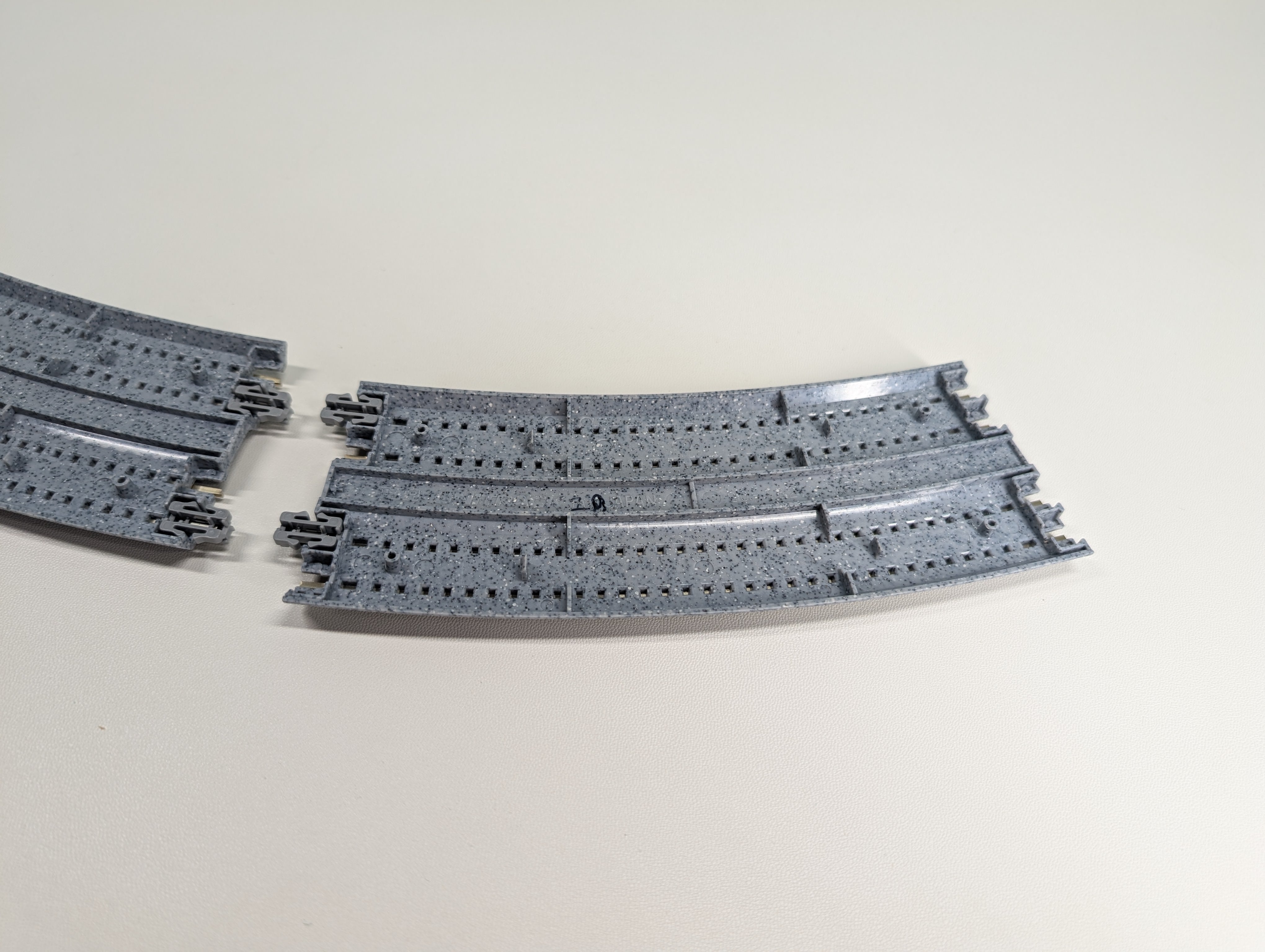 USED KATO 20-182 N Scale Concrete Tie Double Track Superelevated Easement Curve L&R (414/381mm, 19"/15") 45R Unitrack, Code 80 (2 pcs)