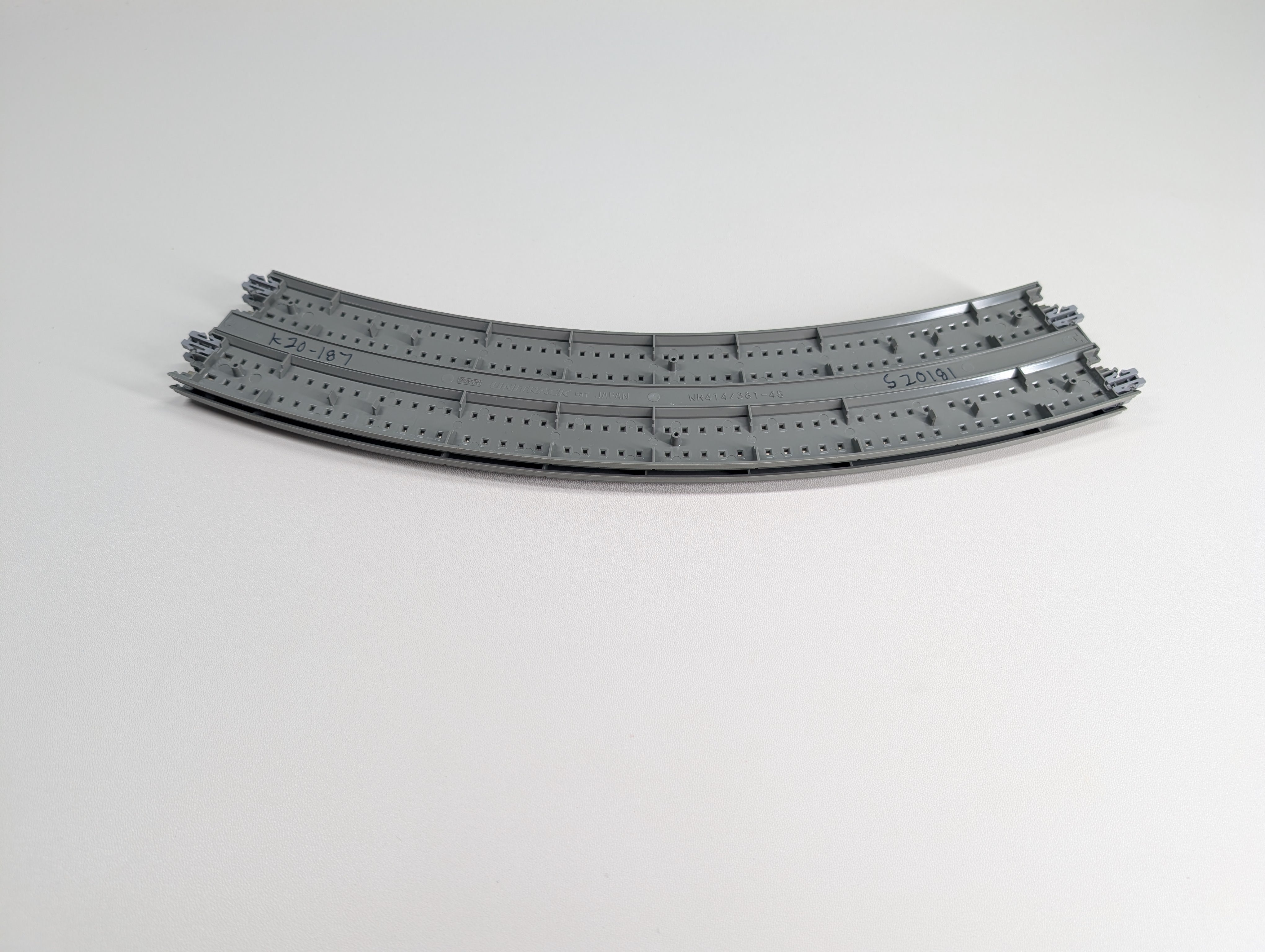 USED KATO 20-187 N Scale Concrete Slab Double Track Superelevated Curve (414/381mm, 19"/15") 45R Unitrack, Code 80 (2 pcs)