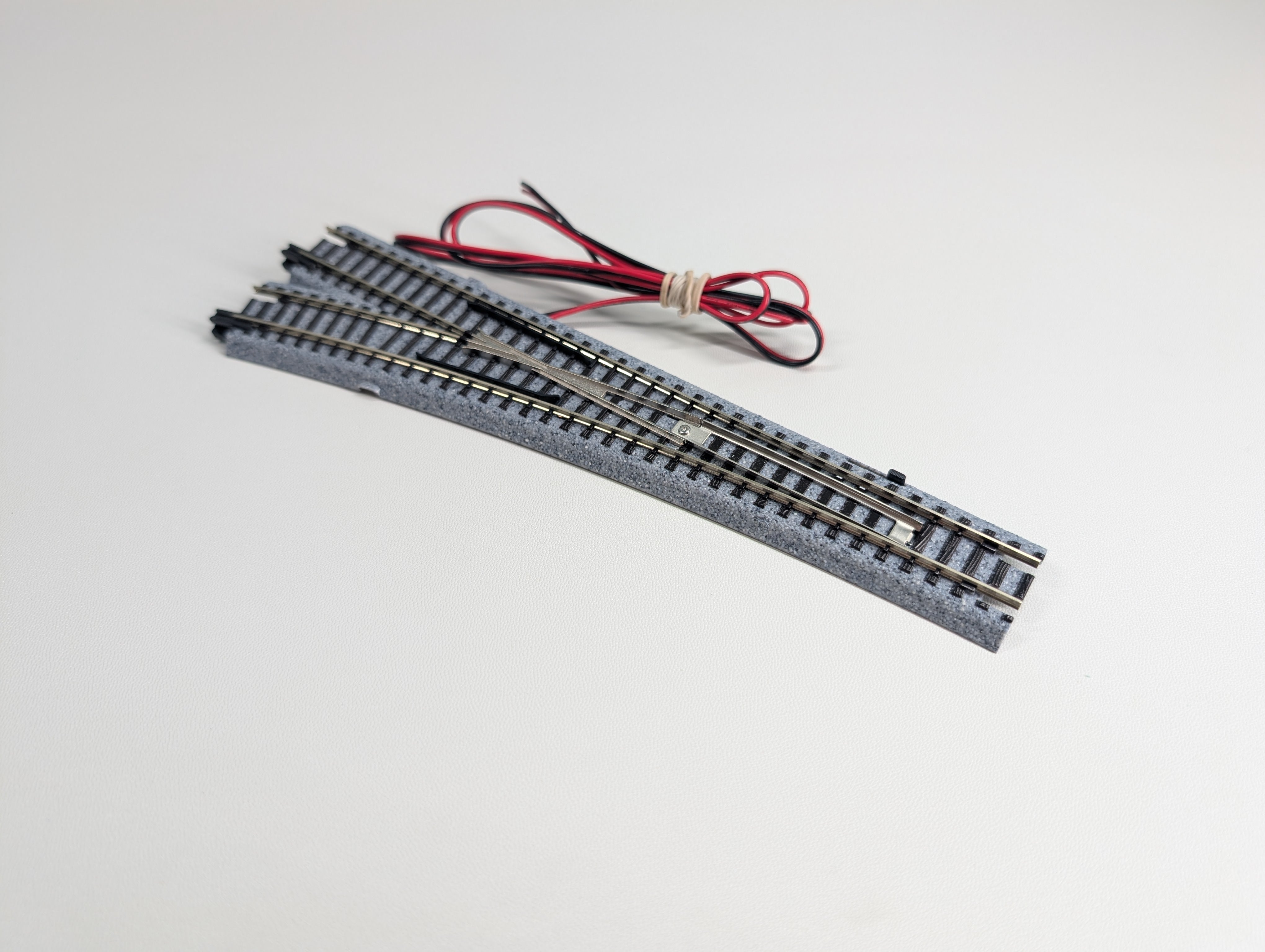 USED KATO 20-202 N Scale Electric Turnout #6 (28 1/4") 15R Left Hand Unitrack, Code 80